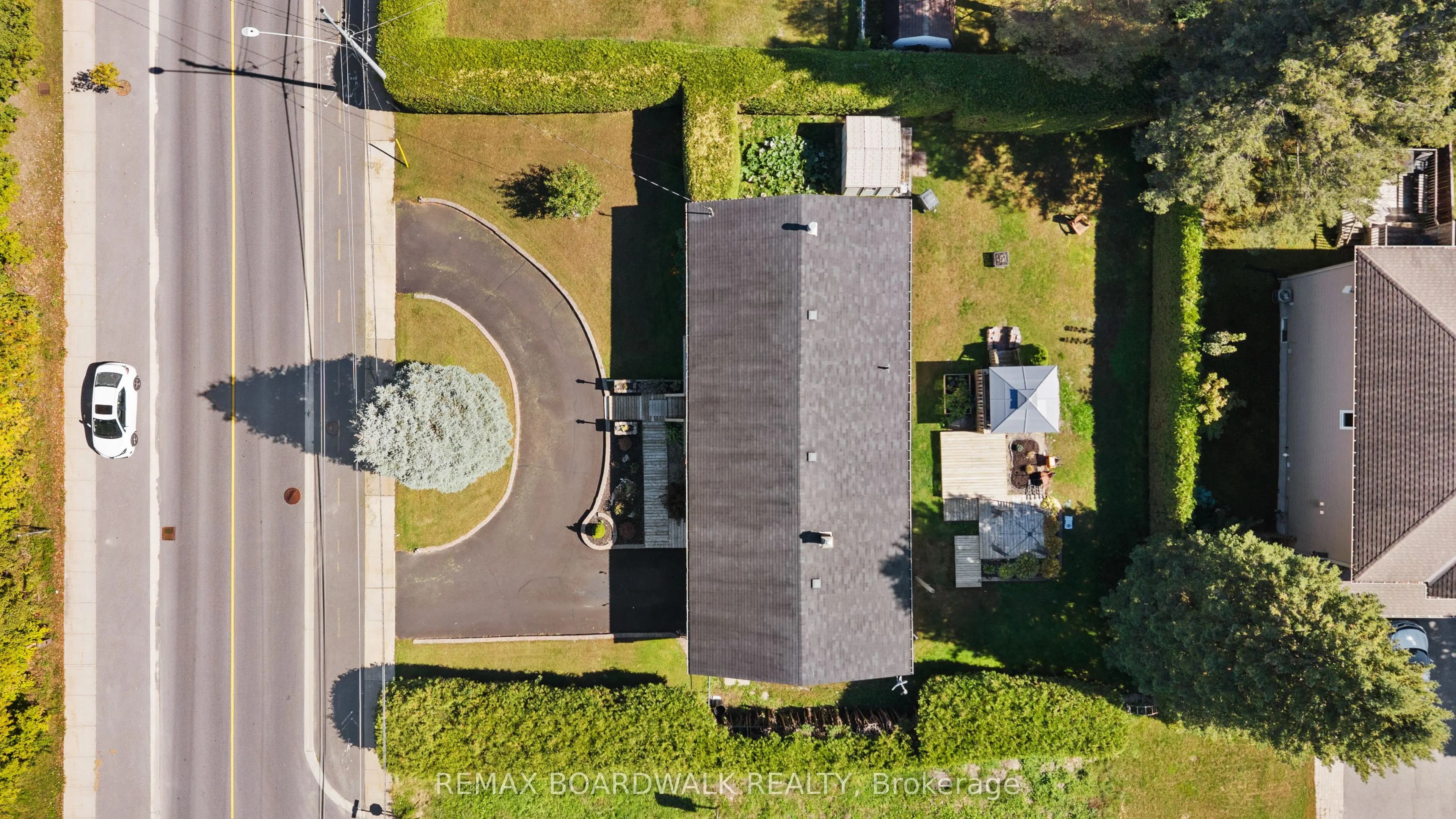 2187 Des Pins Street