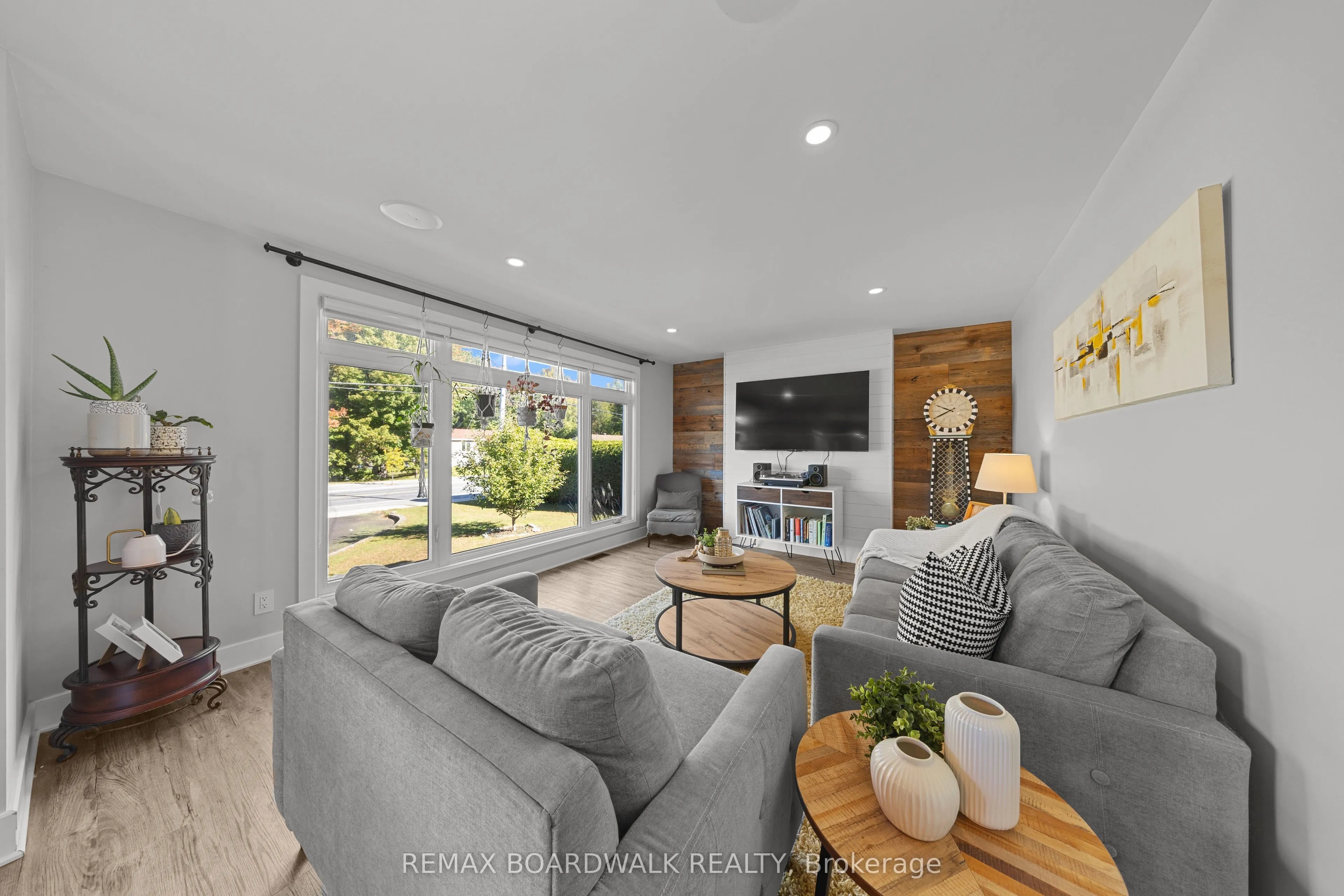 2187 Des Pins Street
