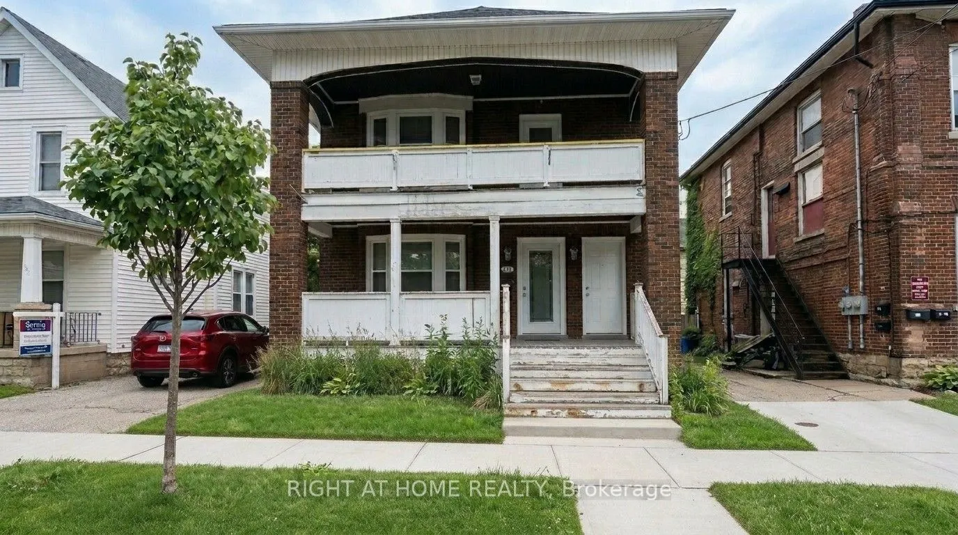 132 Victoria Street S