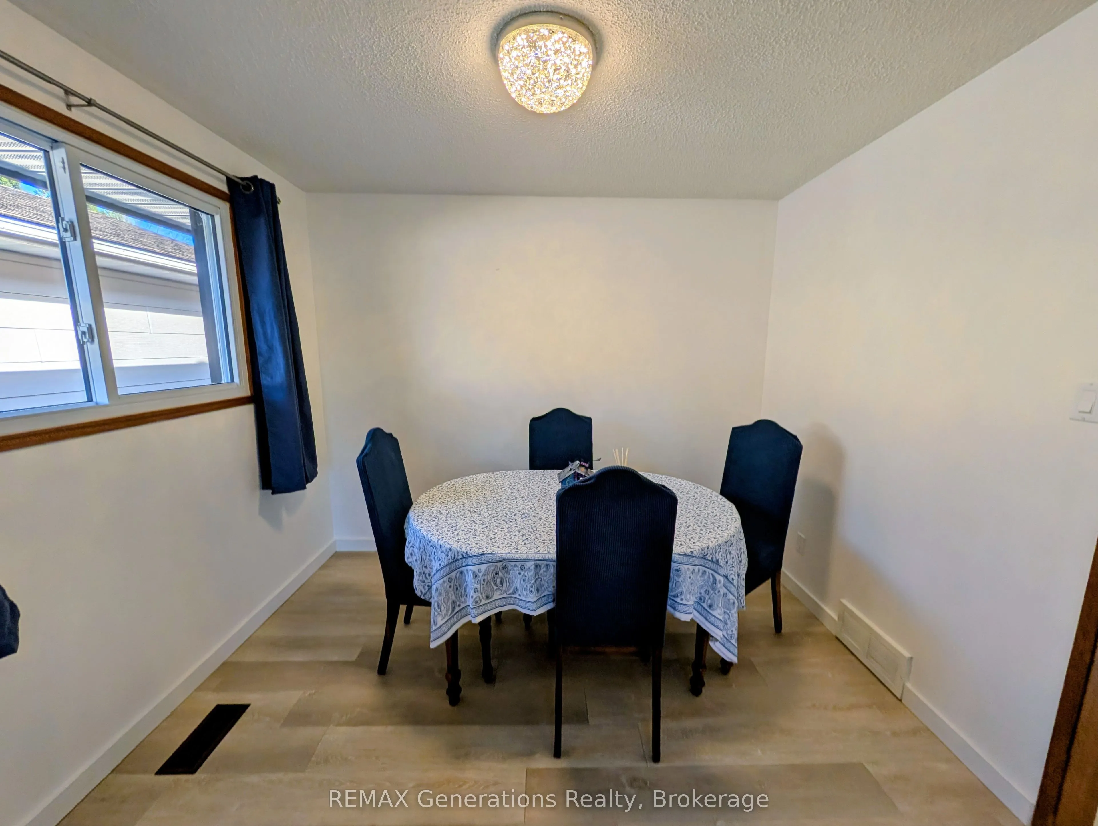 545 Lanark Crescent
