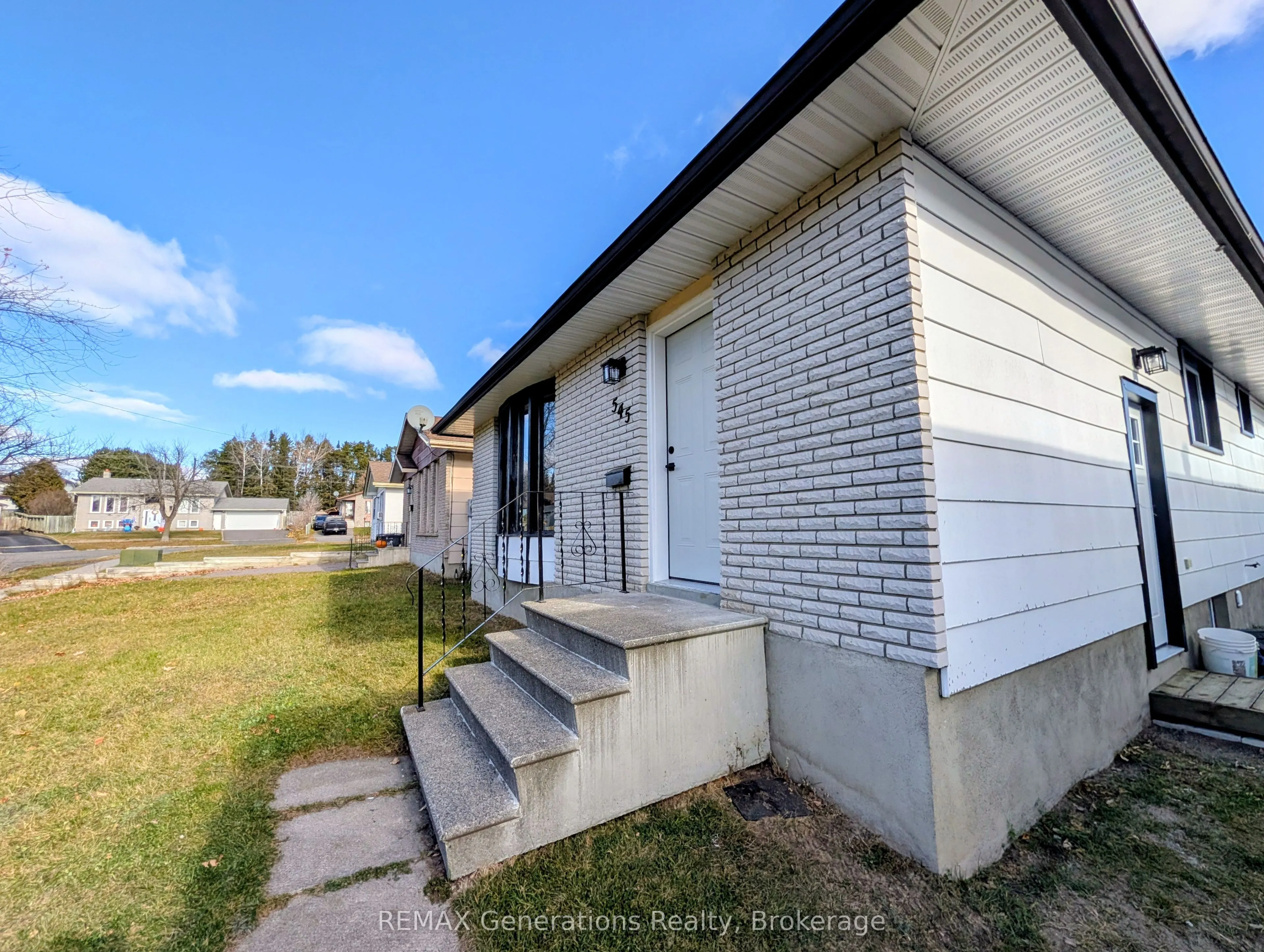 545 Lanark Crescent