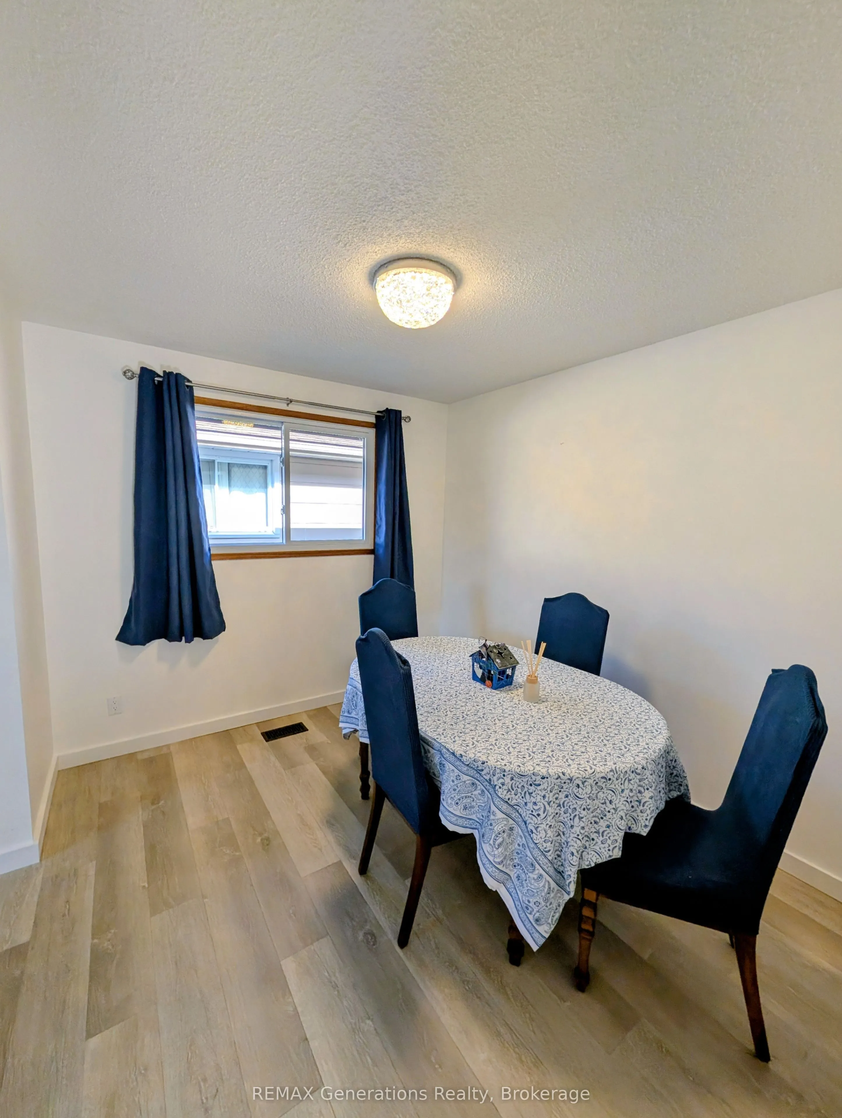 545 Lanark Crescent