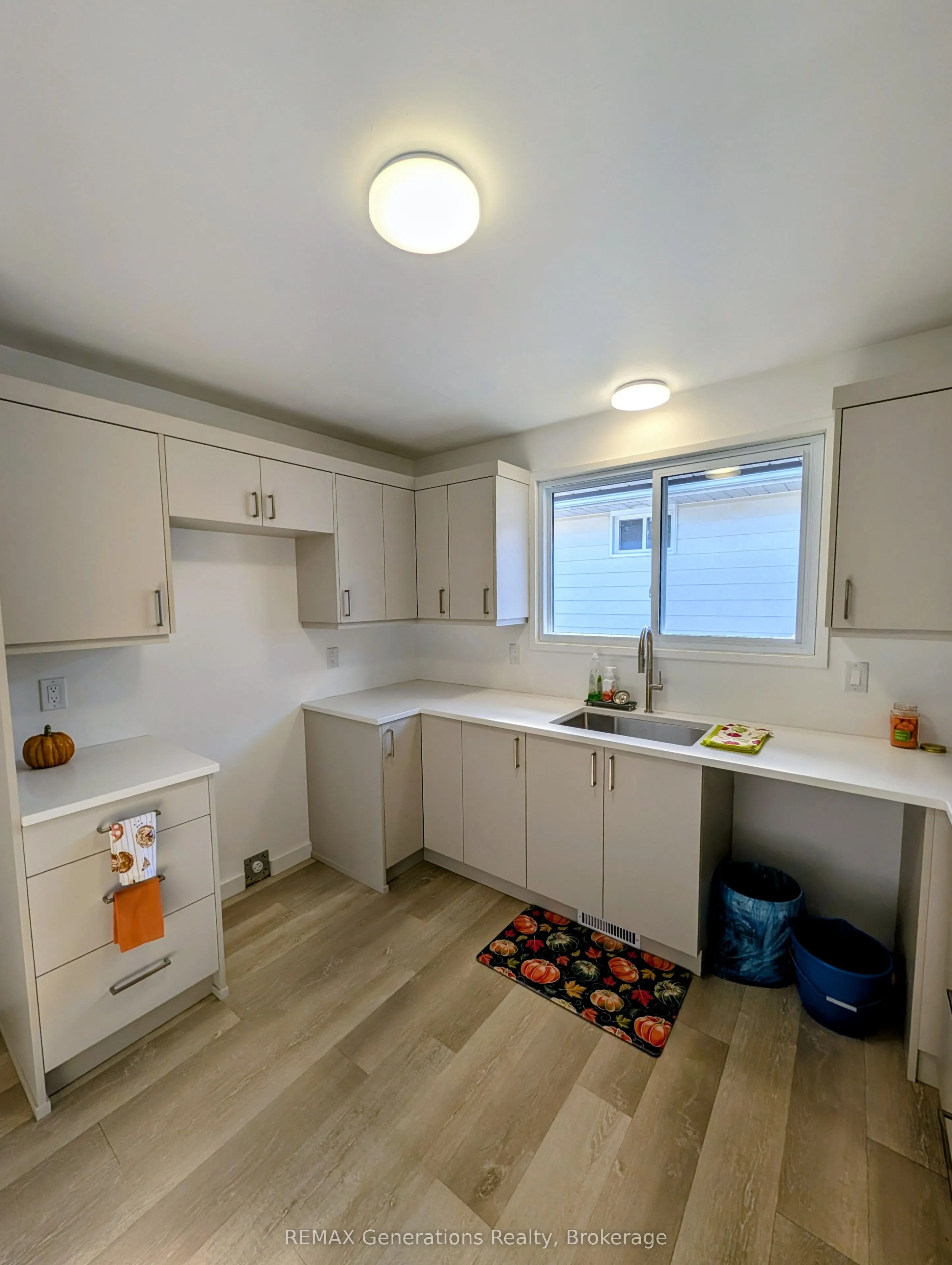 545 Lanark Crescent
