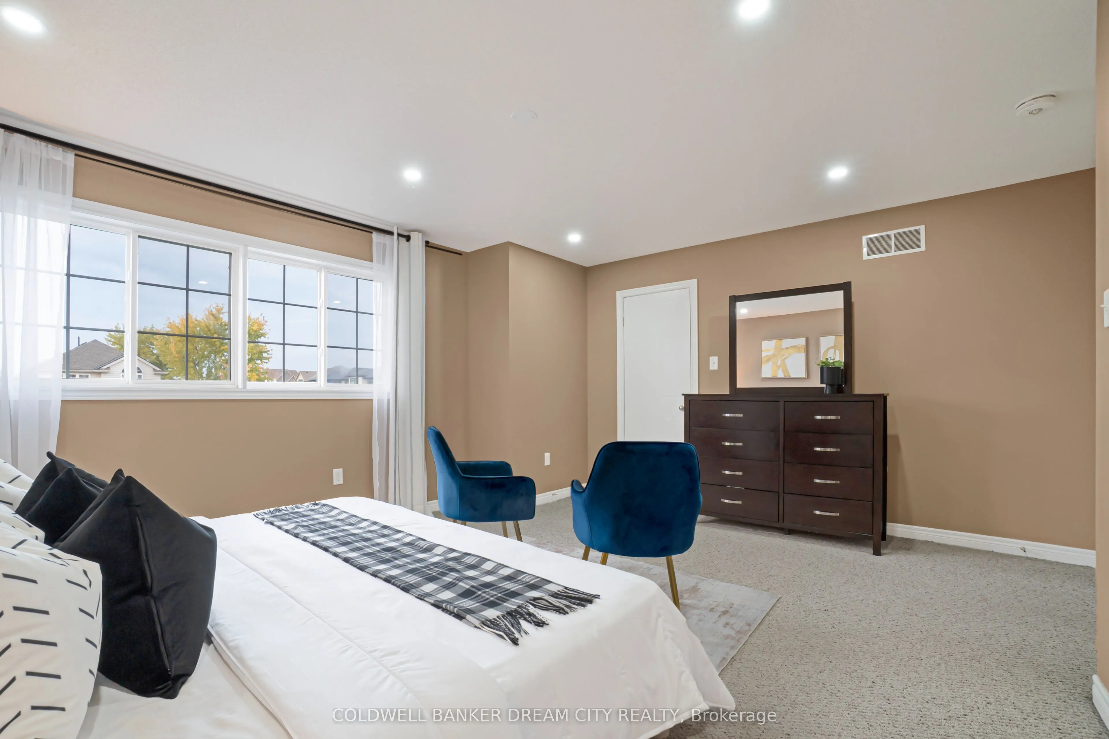 976 Kimball Crescent