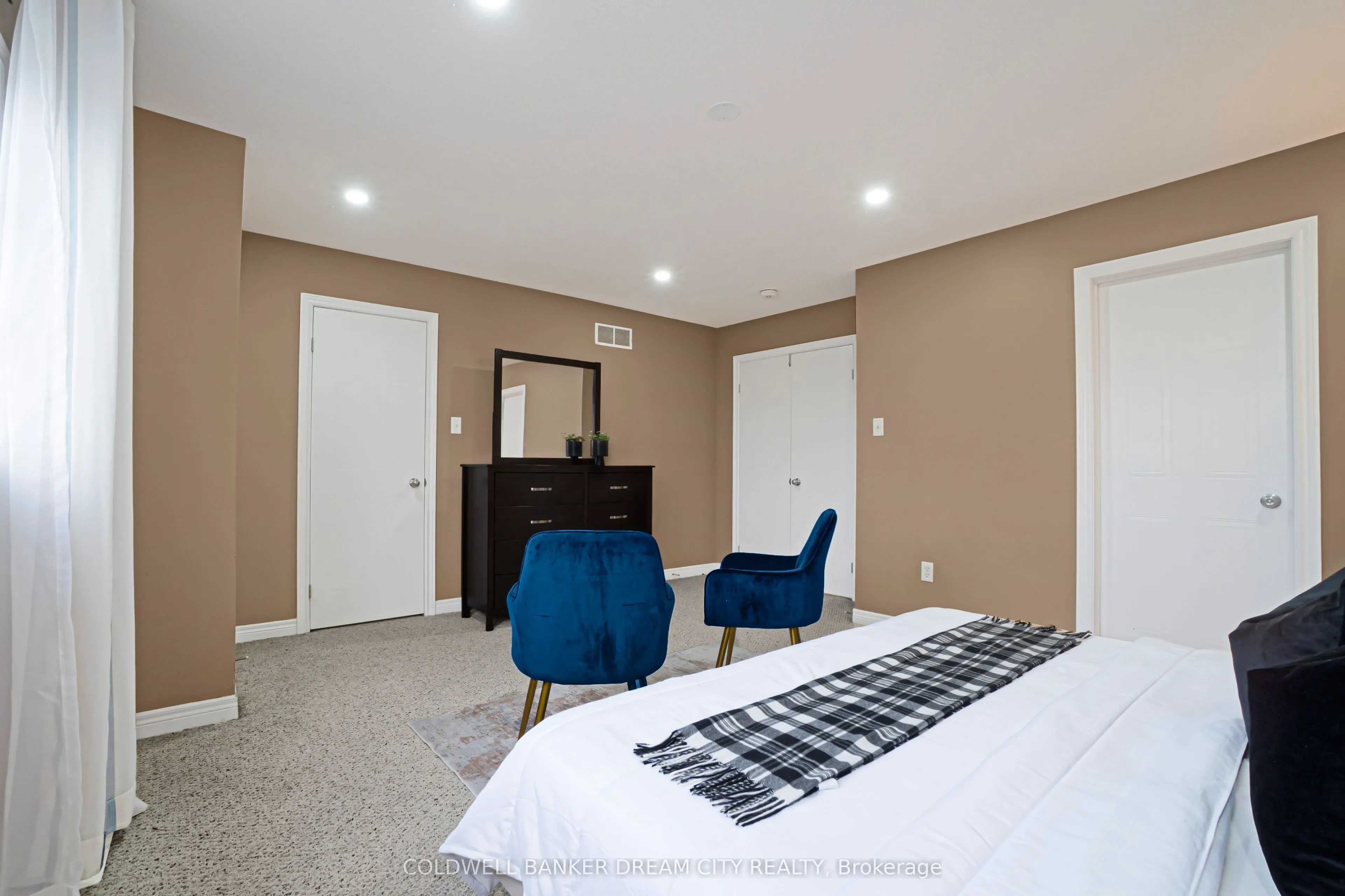 976 Kimball Crescent