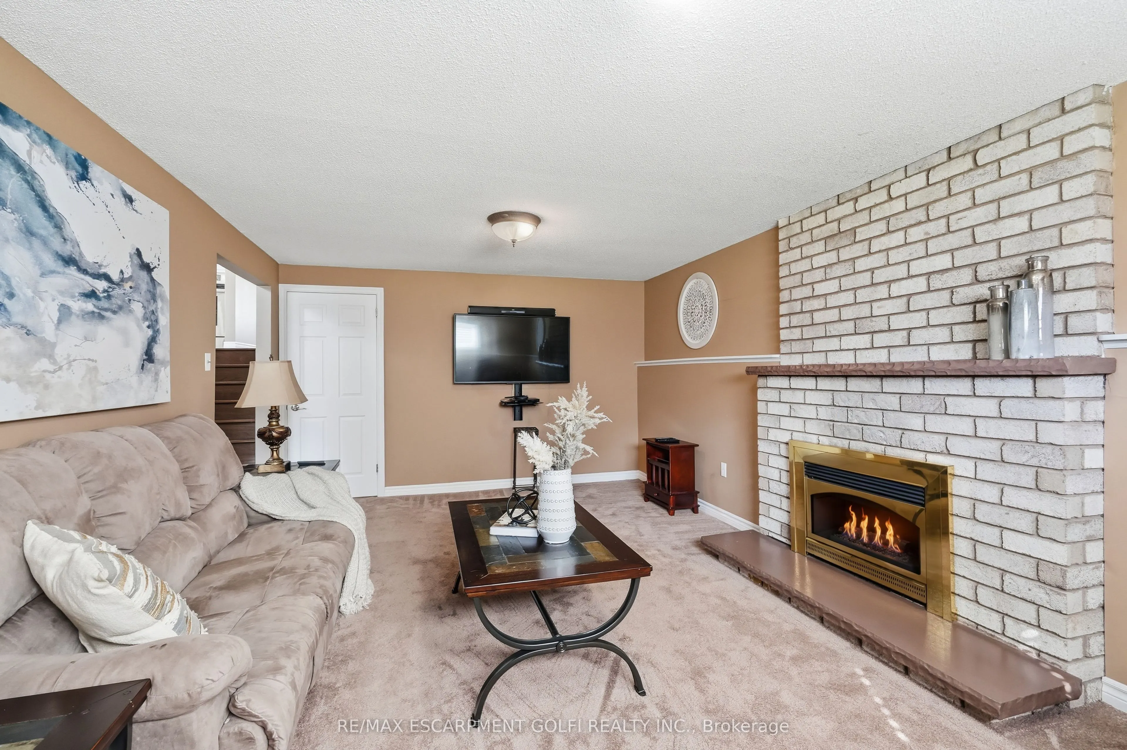 99 Lynden Hill Crescent