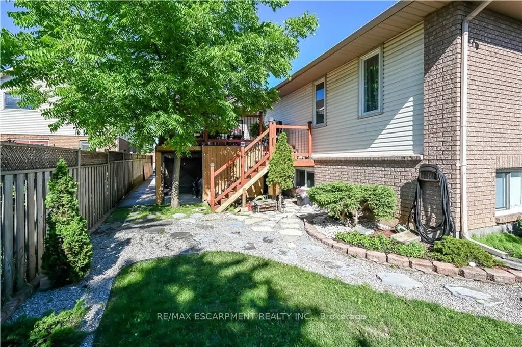 296 WINTERBERRY Drive #LOWER