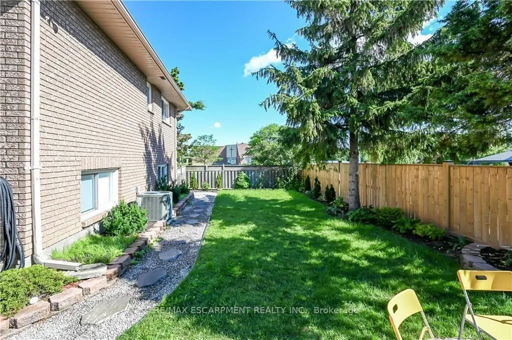 296 WINTERBERRY Drive #LOWER