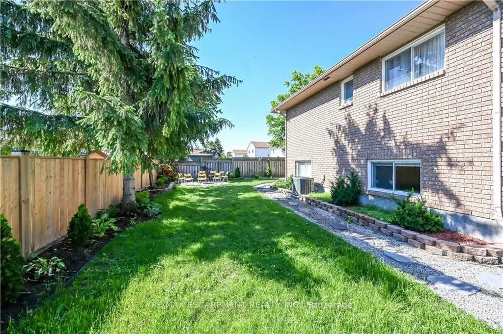 296 WINTERBERRY Drive #LOWER