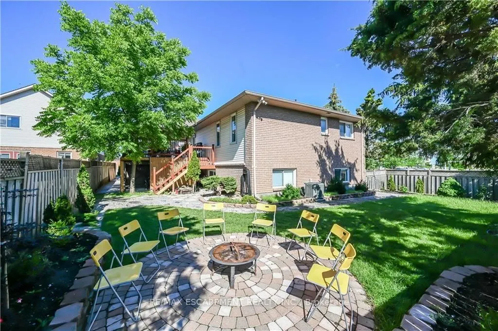 296 WINTERBERRY Drive #LOWER