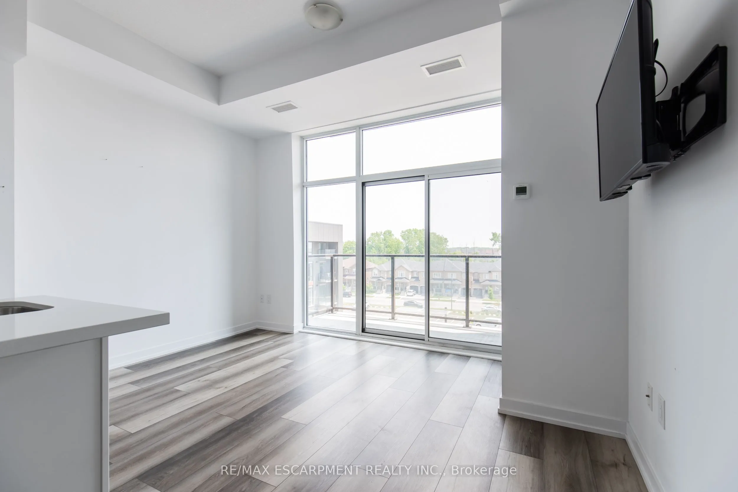 450 Dundas Street E #416
