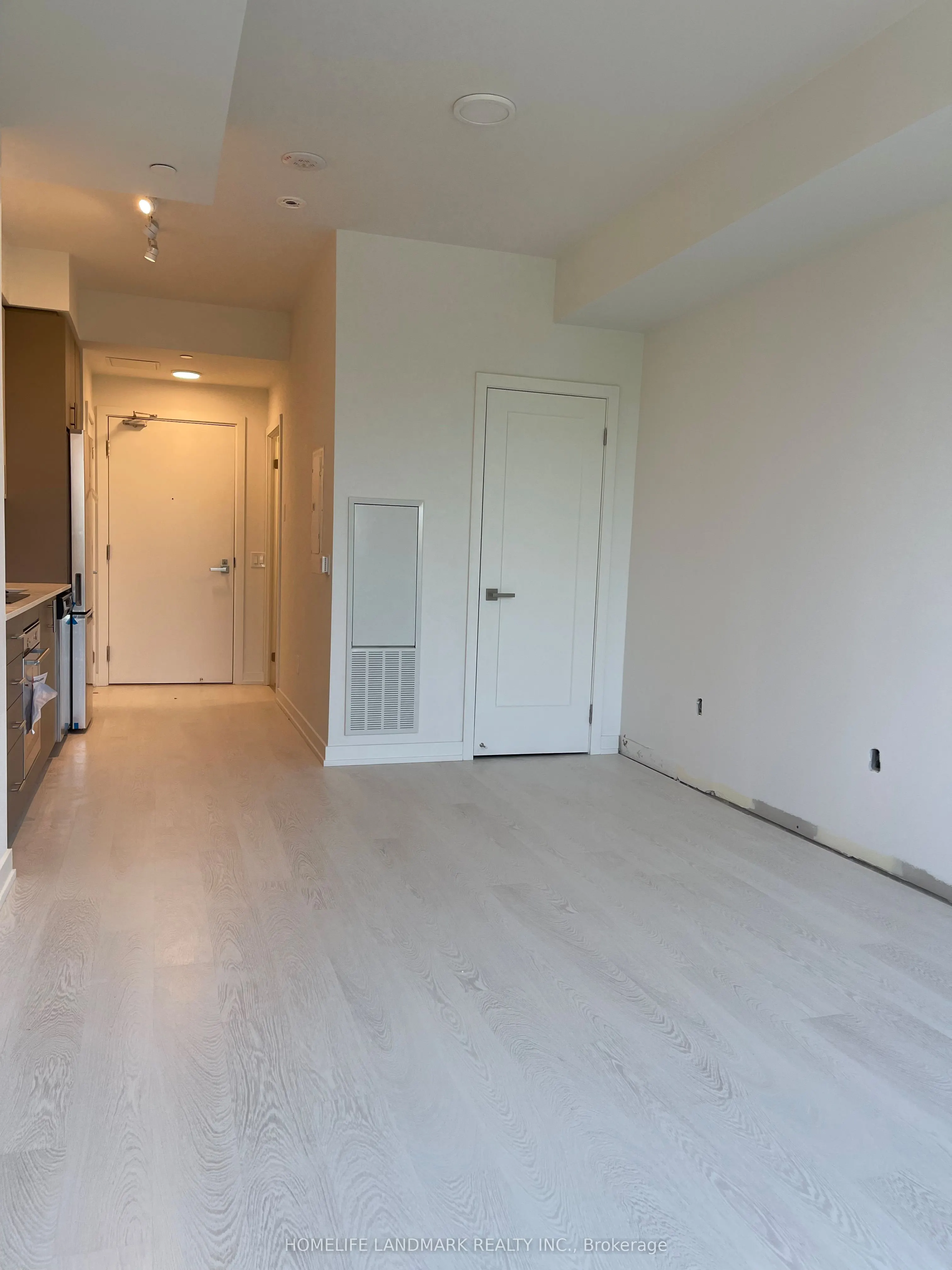 415 MAIN Street W #617