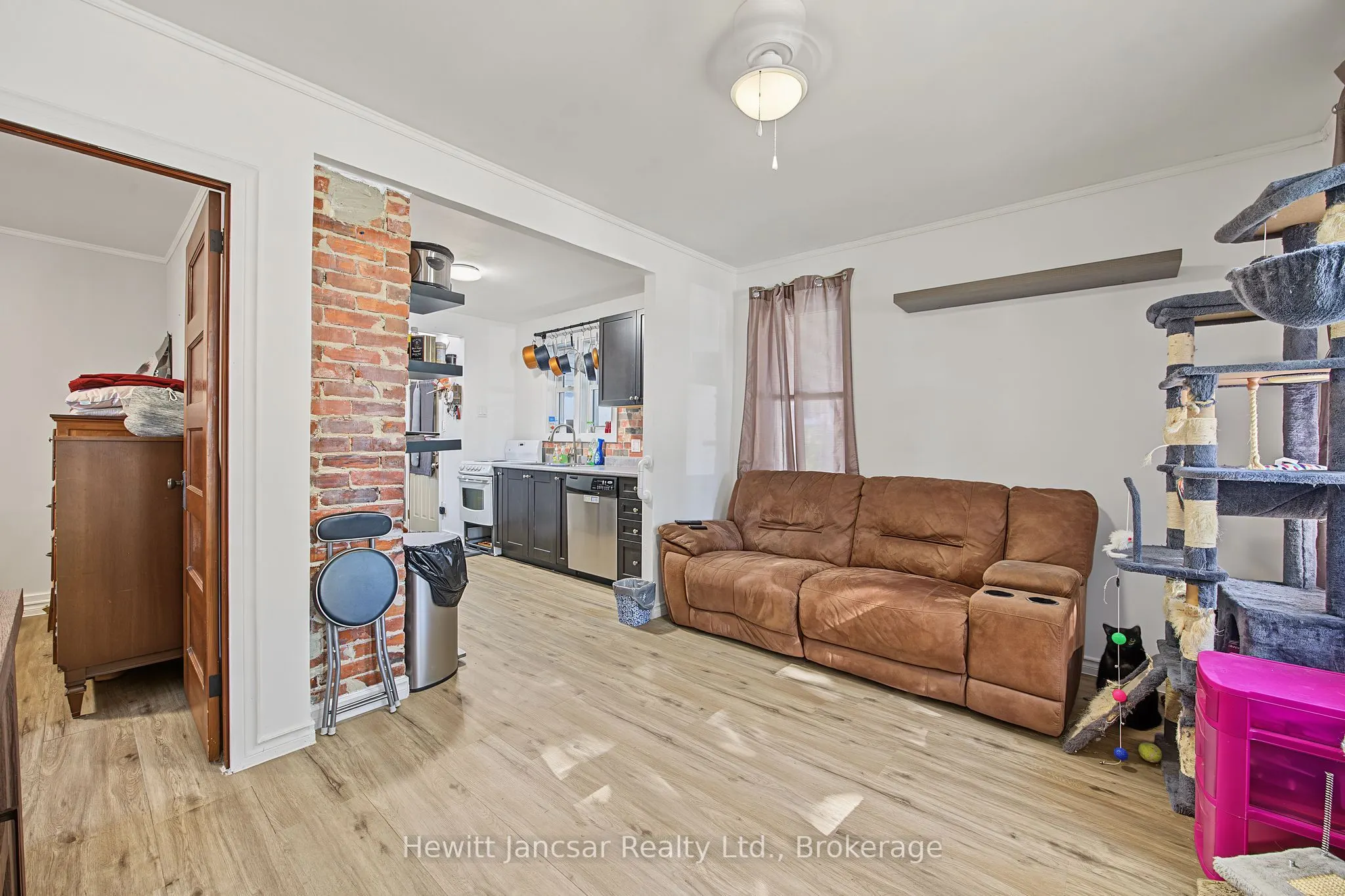 27 CHESTNUT Street W
