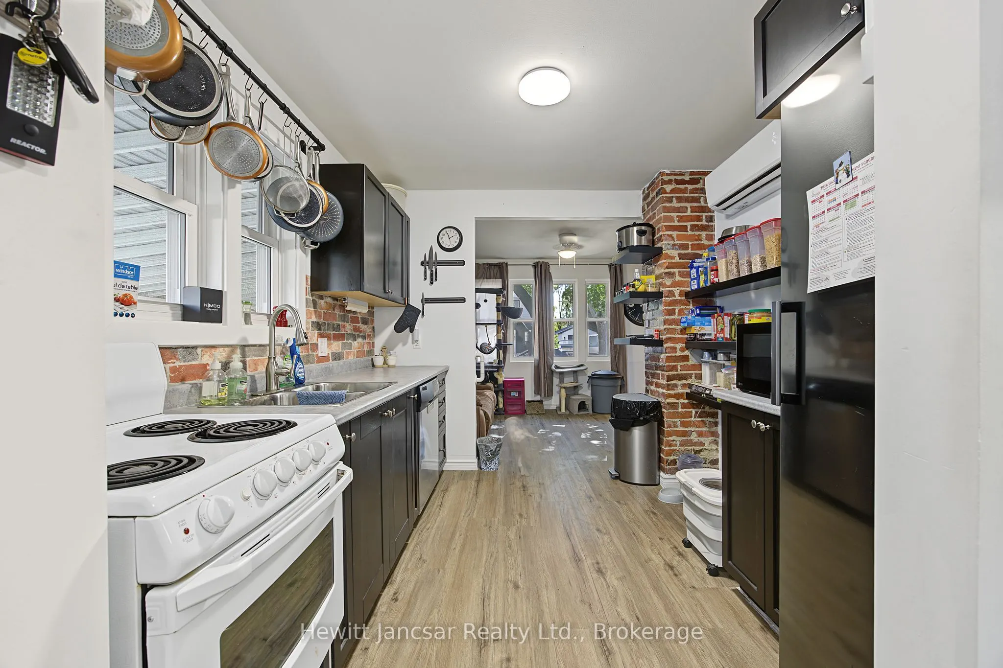 27 CHESTNUT Street W