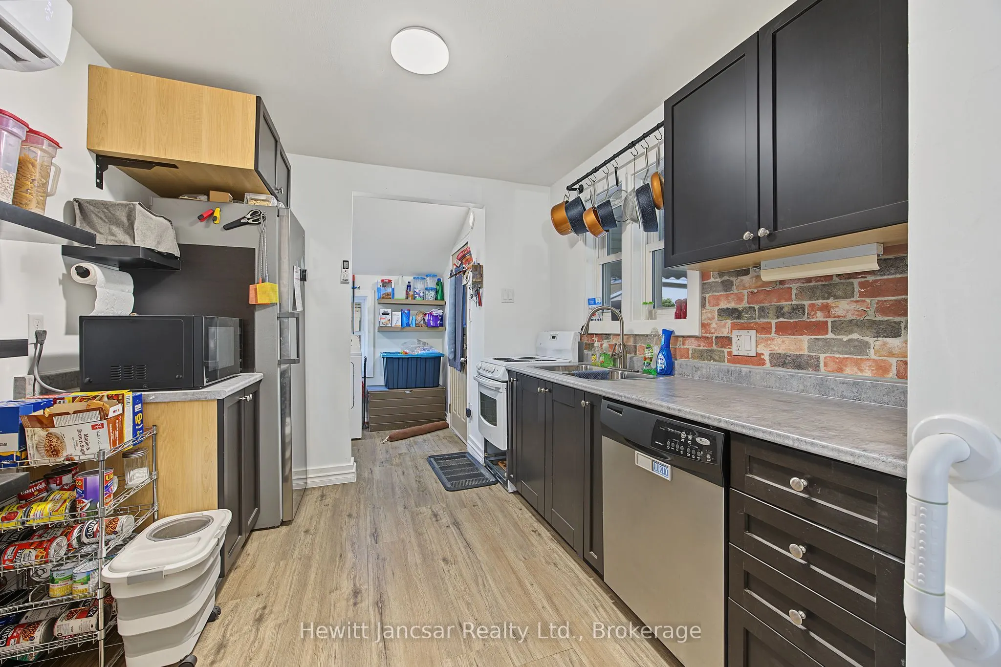 27 CHESTNUT Street W
