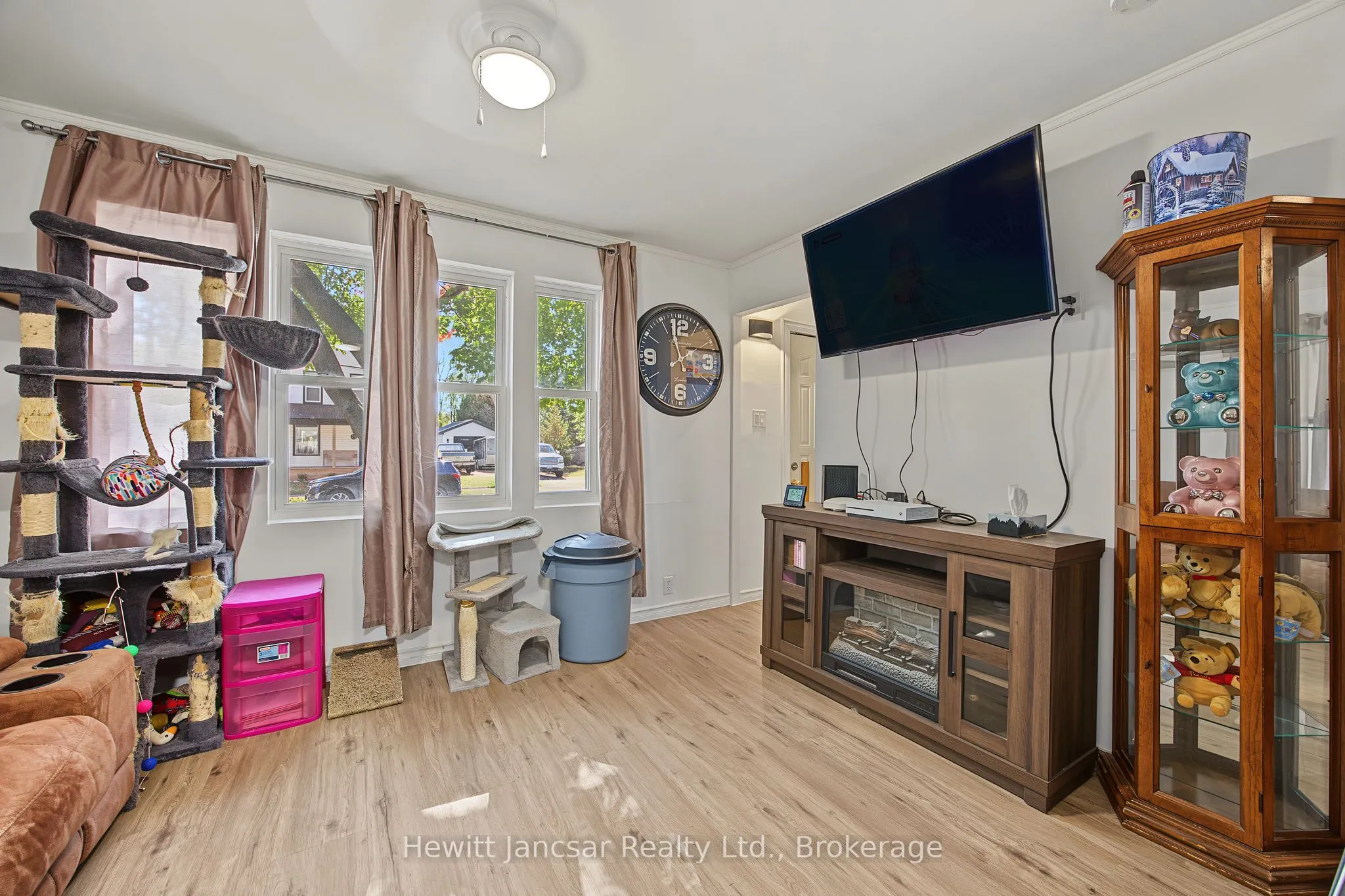 27 CHESTNUT Street W