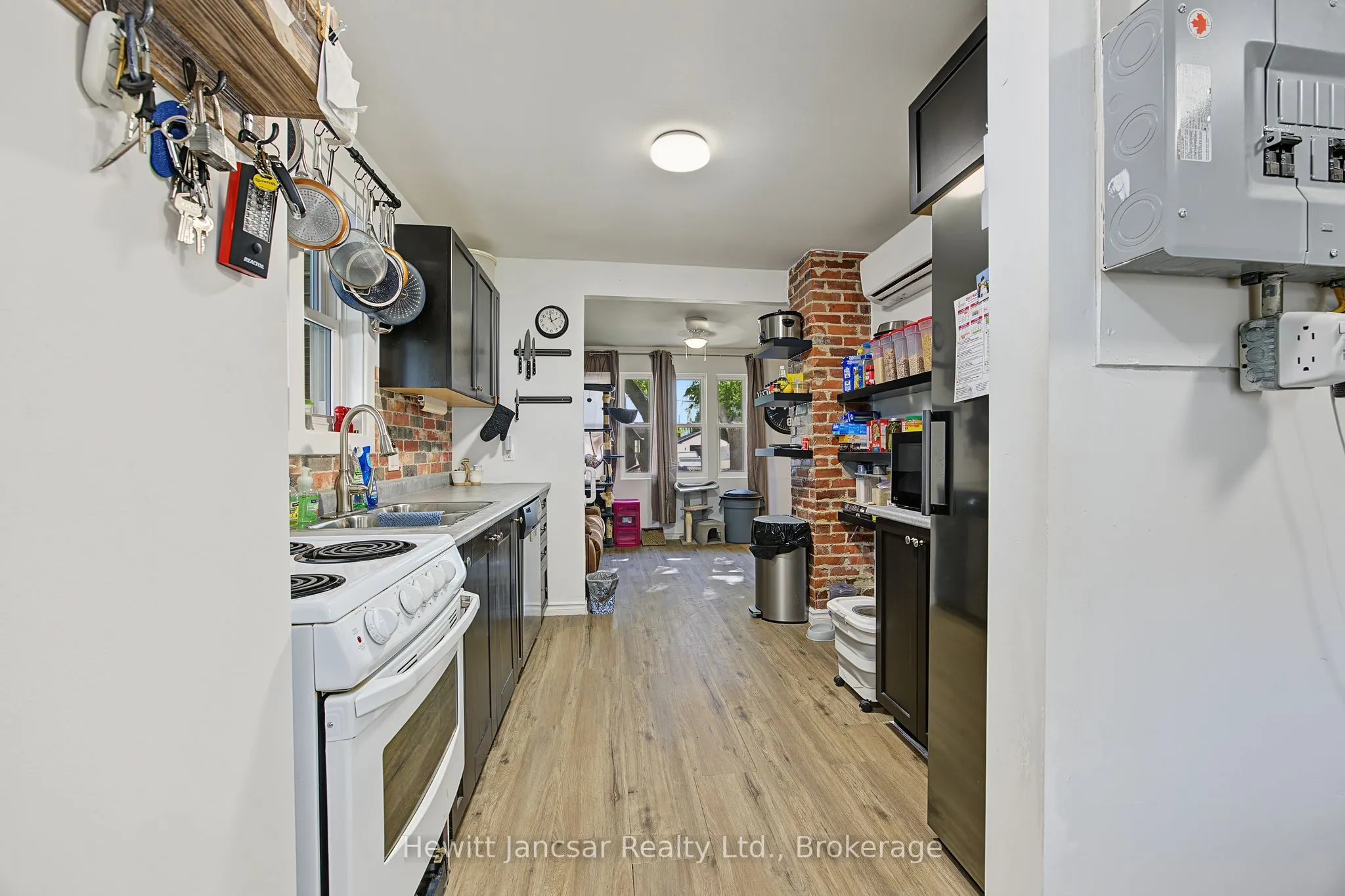 27 CHESTNUT Street W
