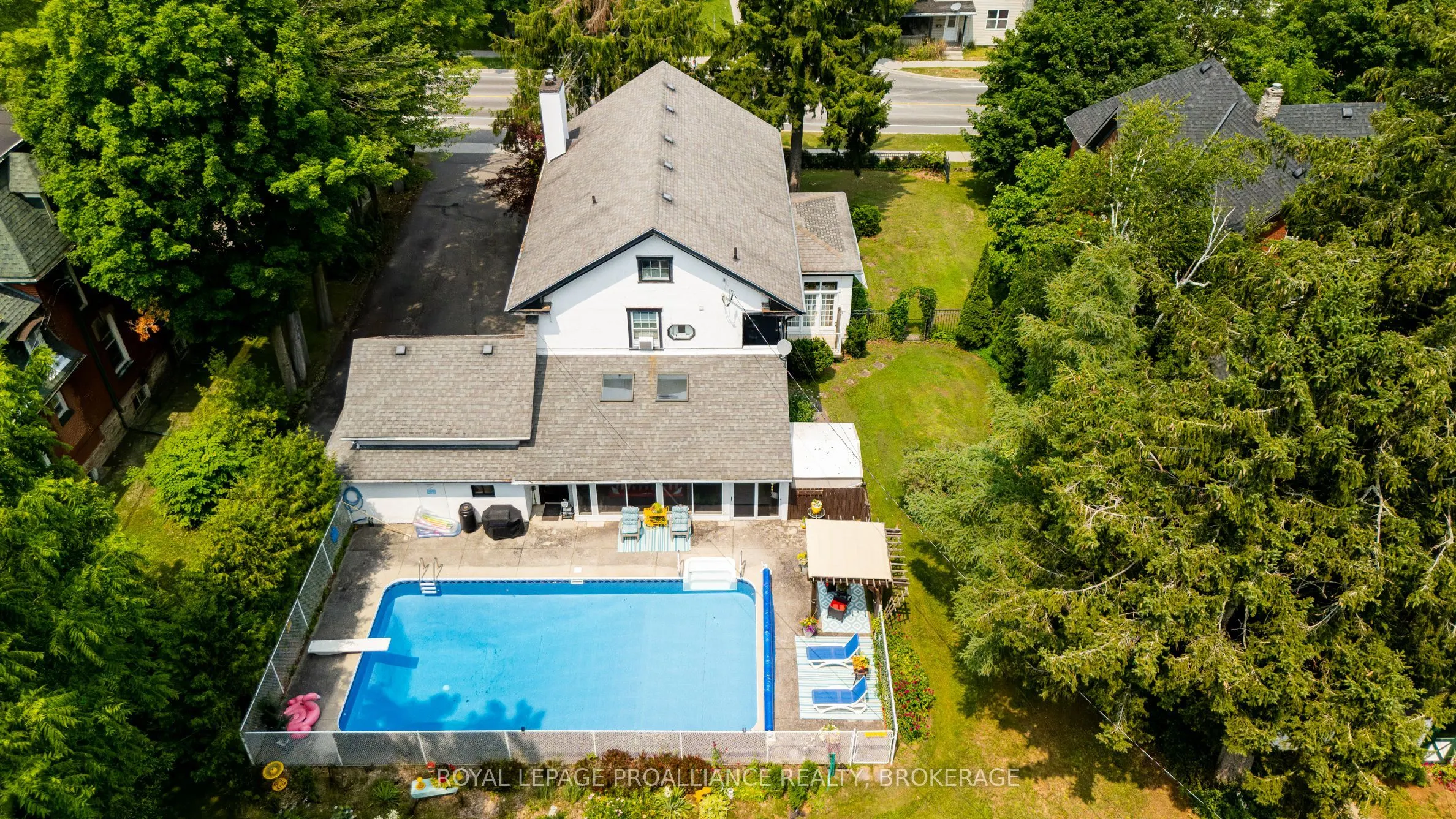 223 King Street W