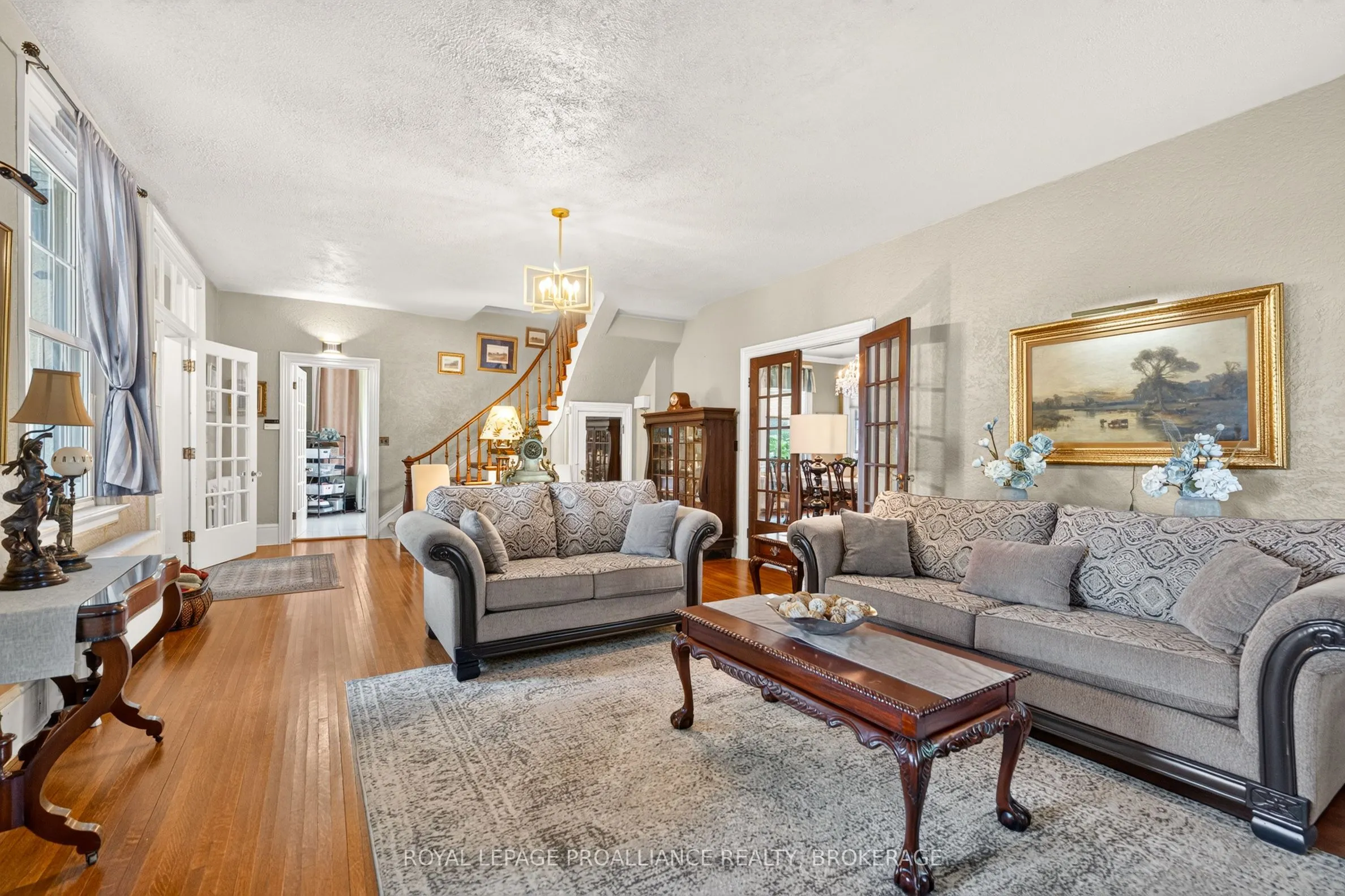 223 King Street W