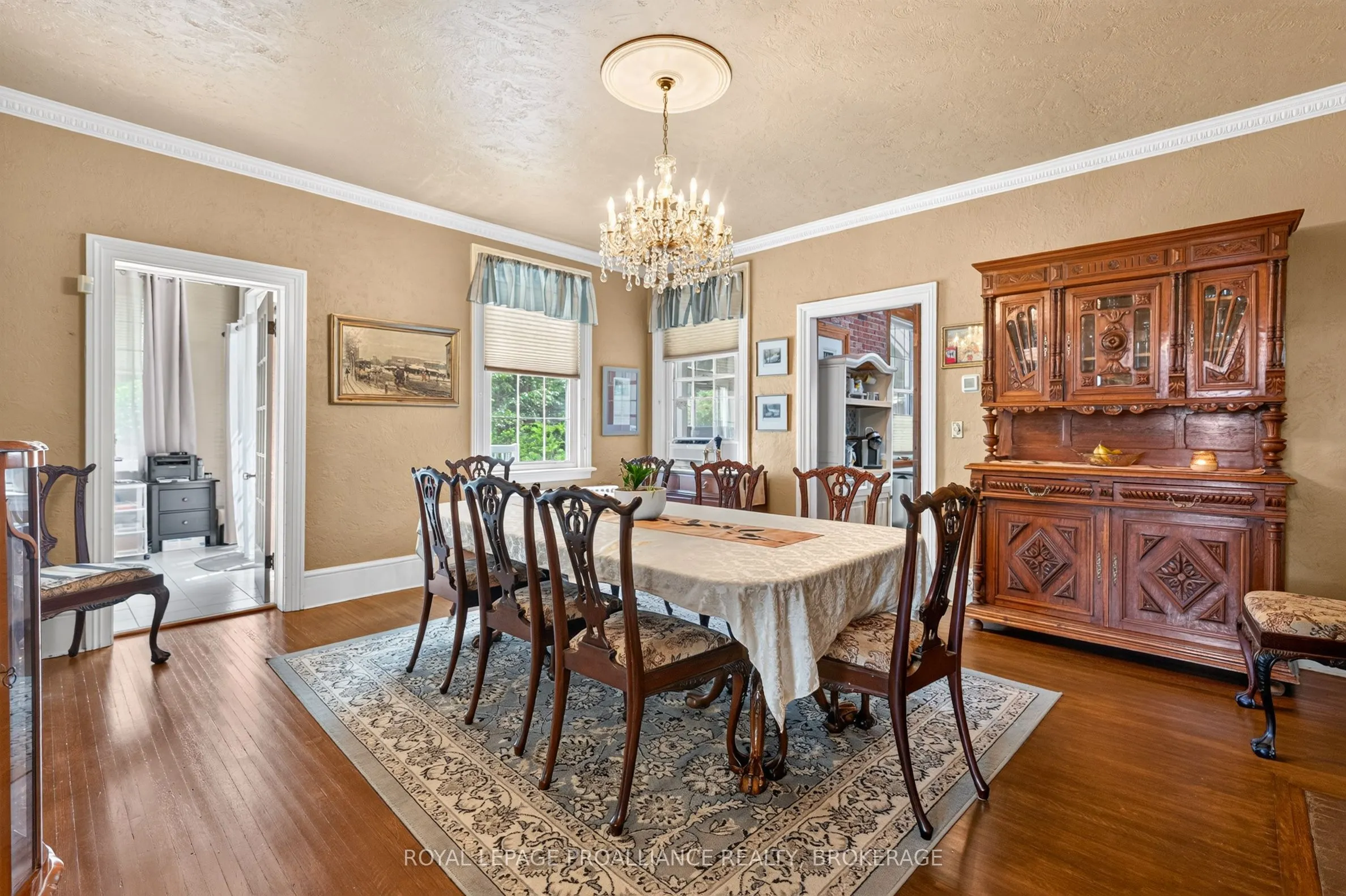 223 King Street W