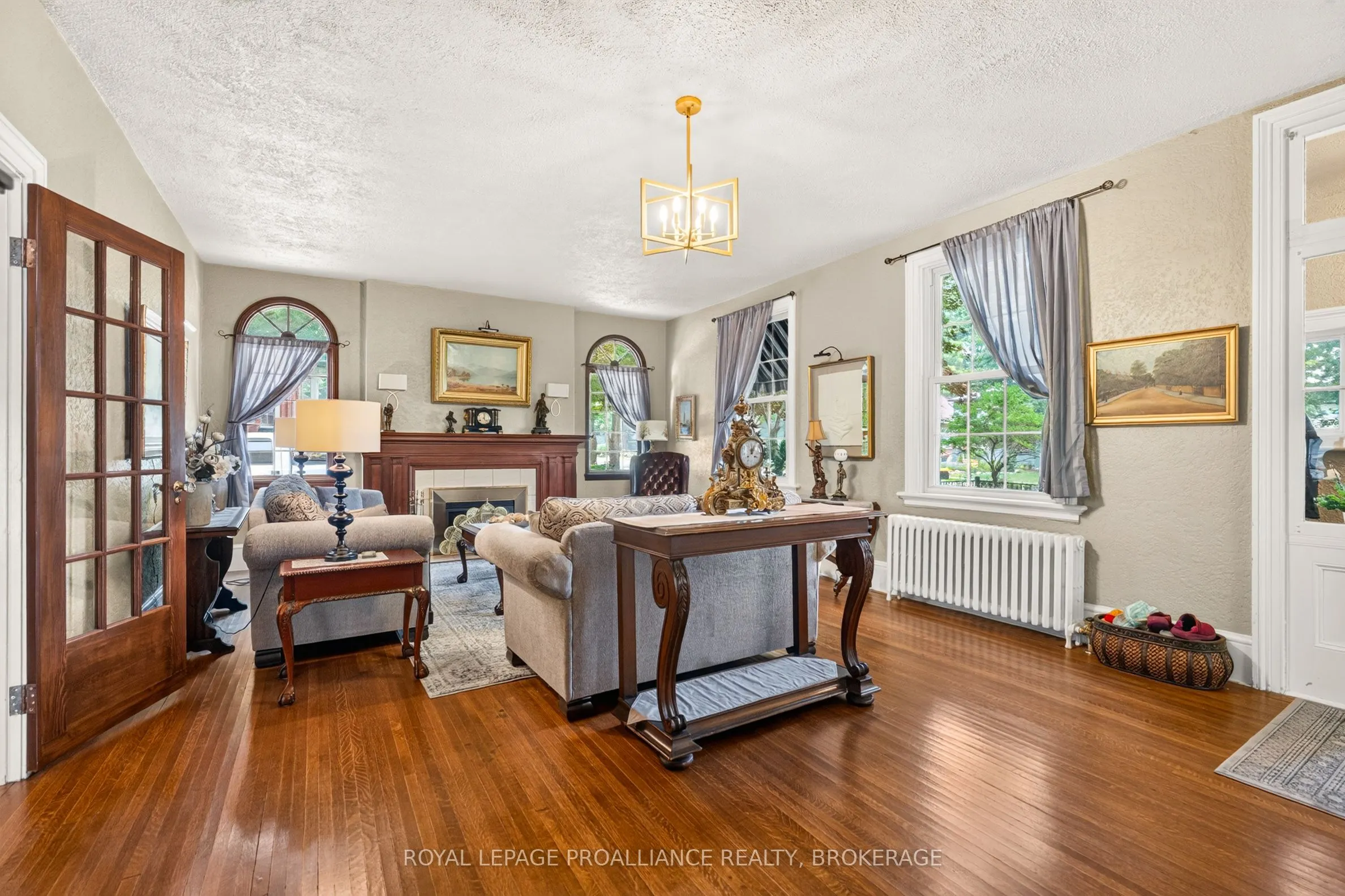 223 King Street W