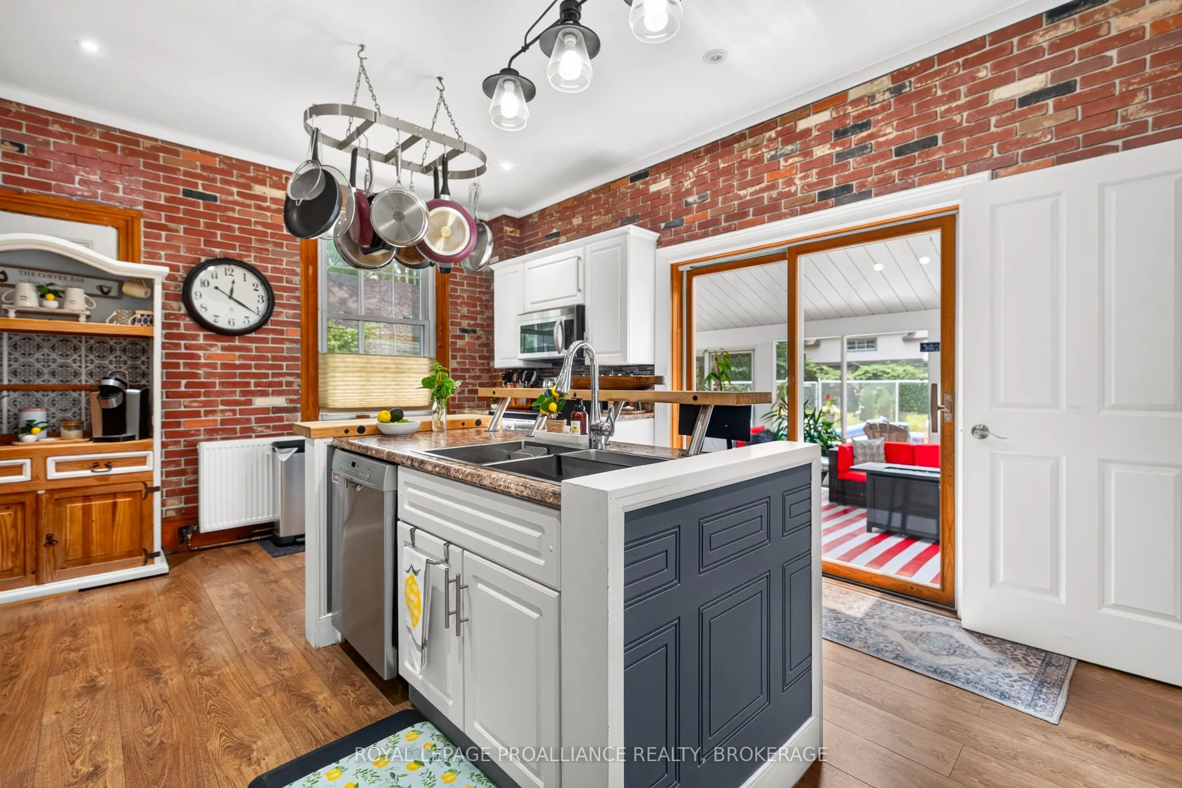223 King Street W