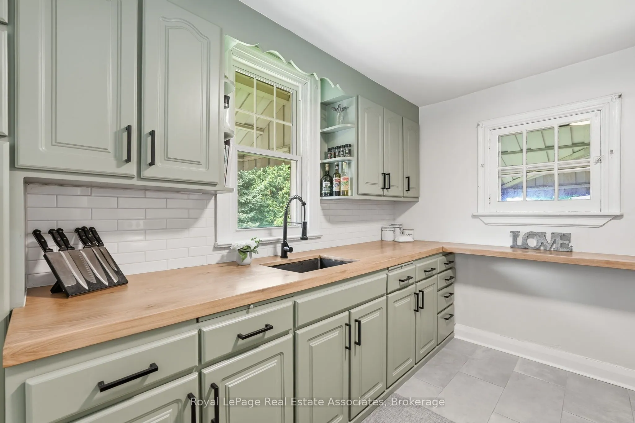 96 Huxley Avenue S