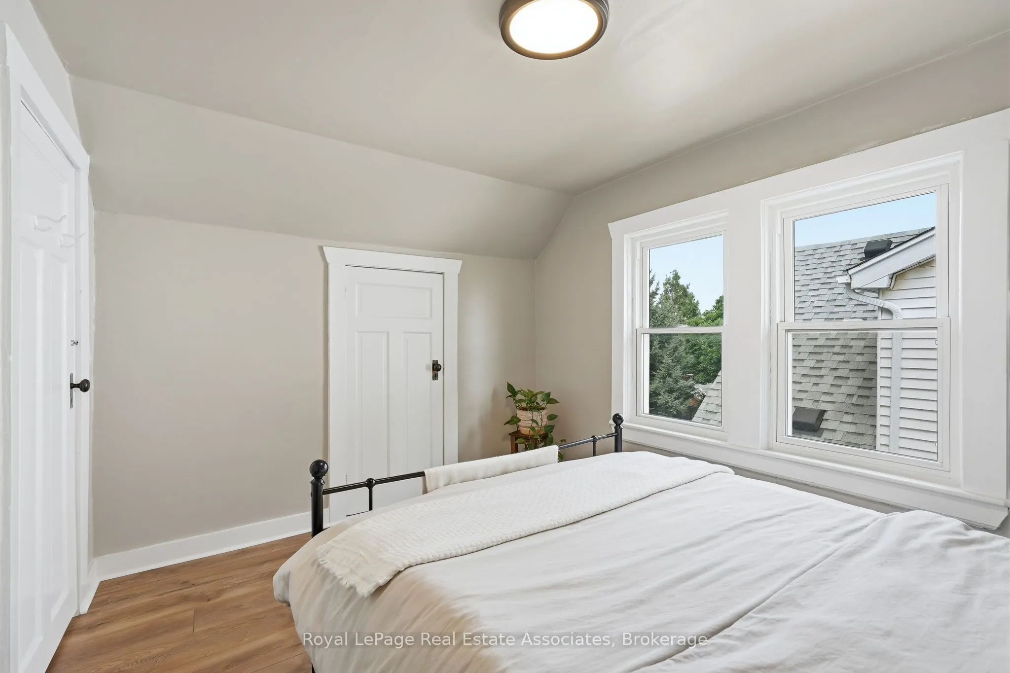 96 Huxley Avenue S