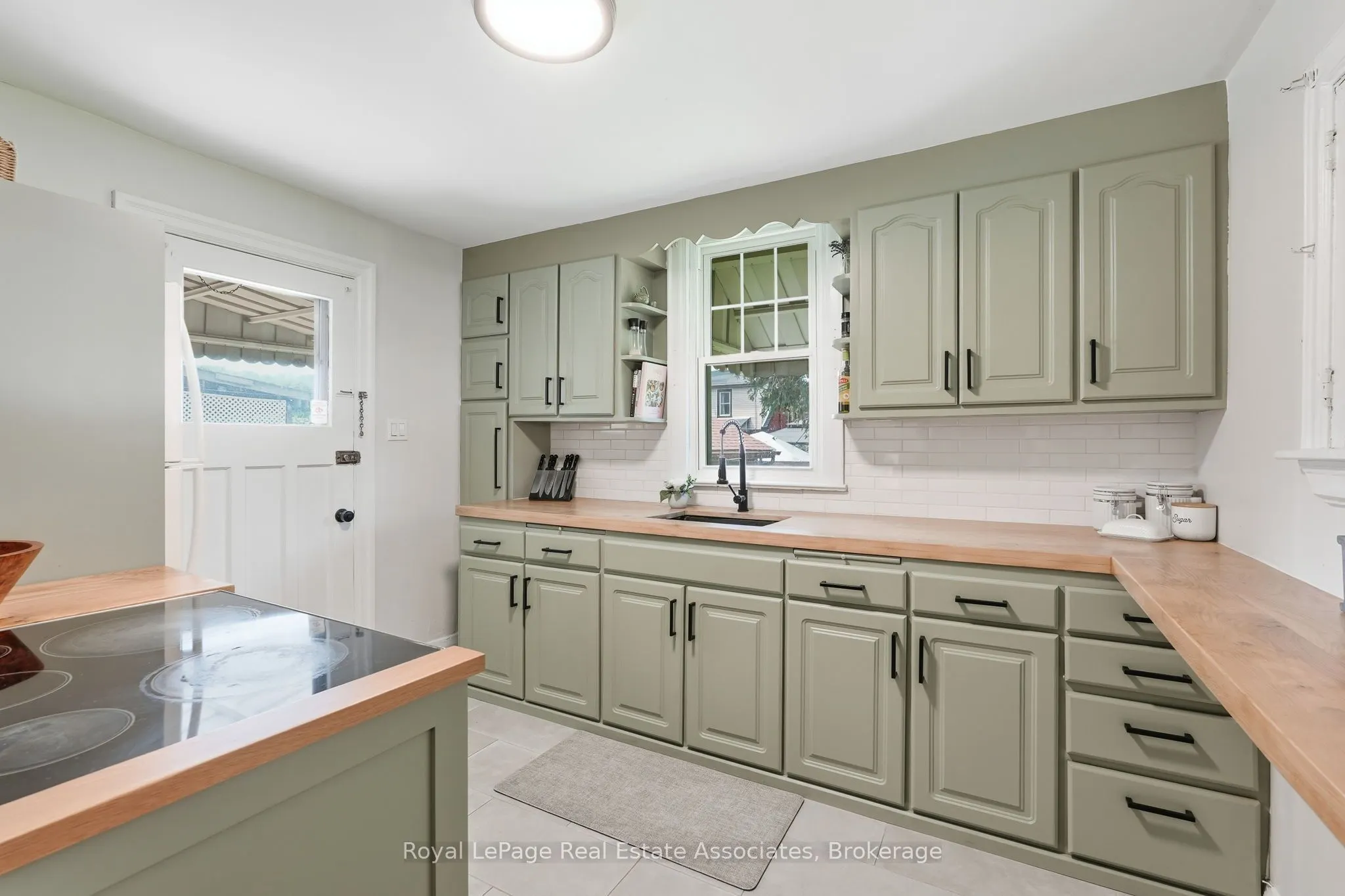 96 Huxley Avenue S