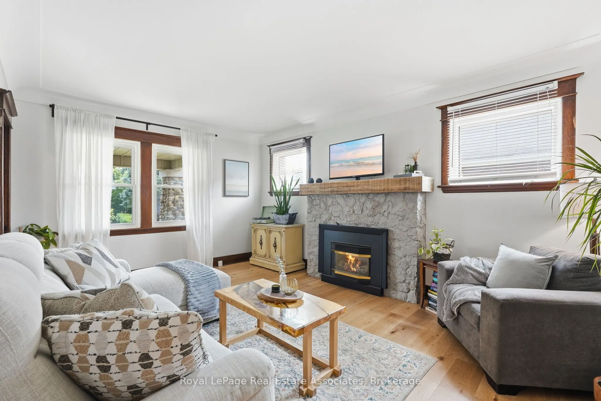 96 Huxley Avenue S
