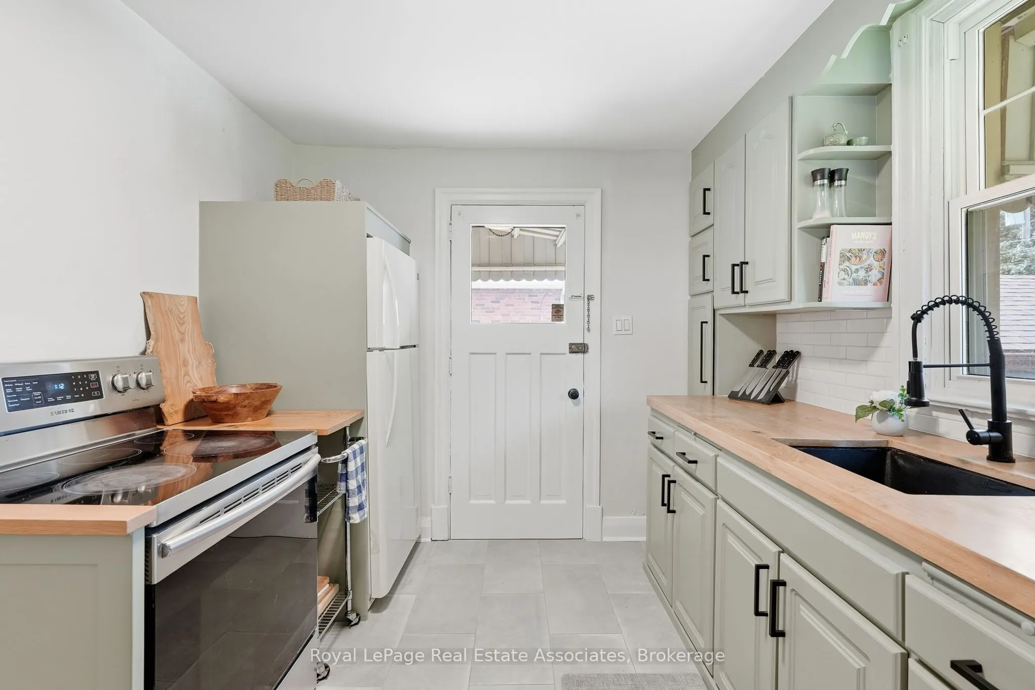 96 Huxley Avenue S