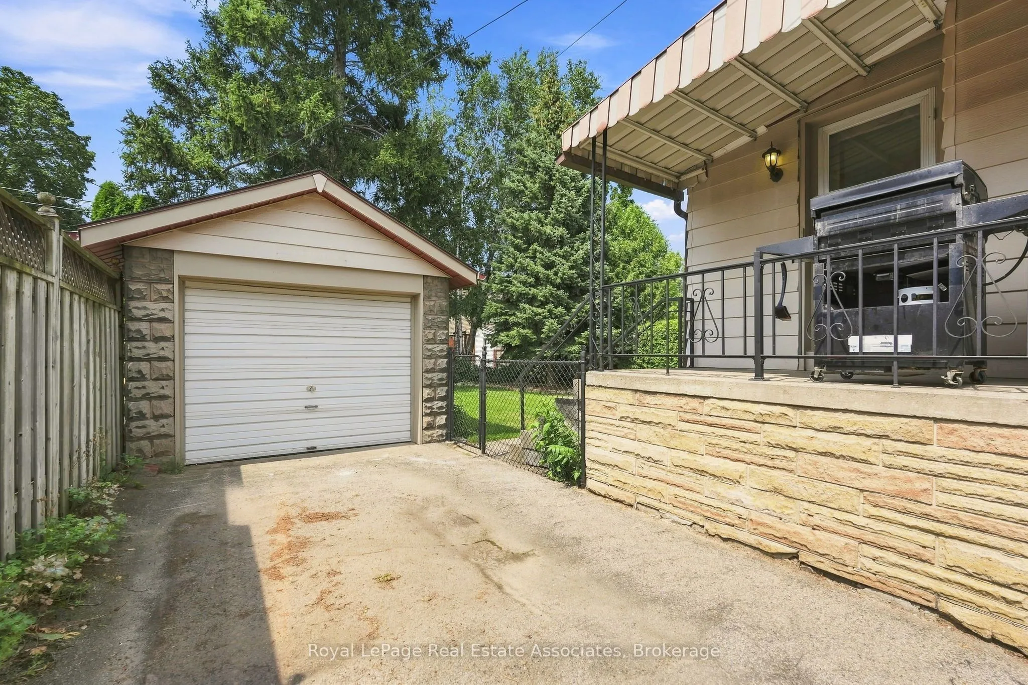 96 Huxley Avenue S