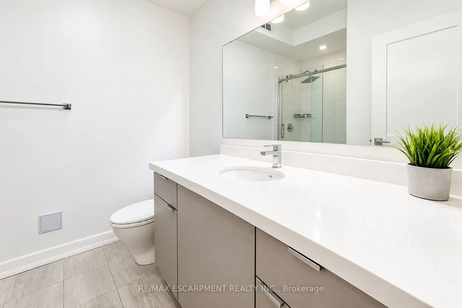 39 Robinson Street N #10