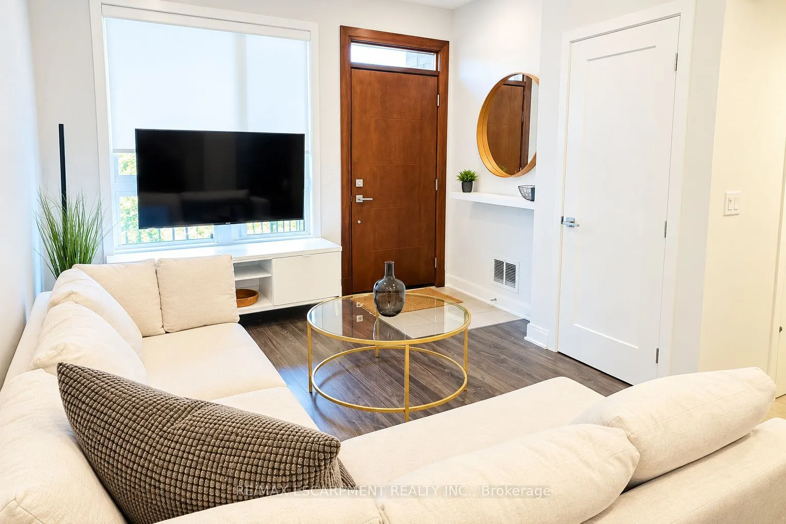 39 Robinson Street N #10