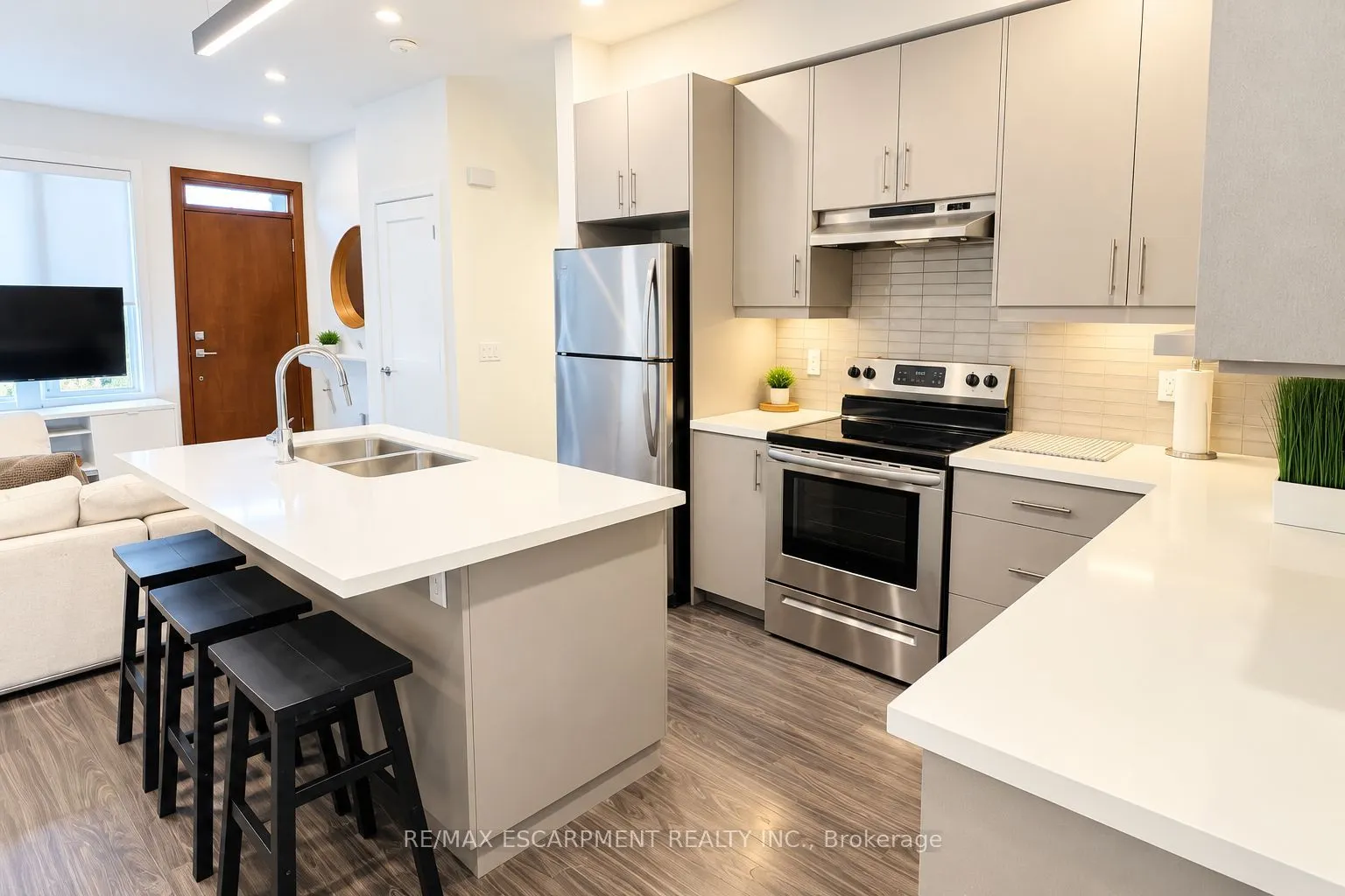 39 Robinson Street N #10