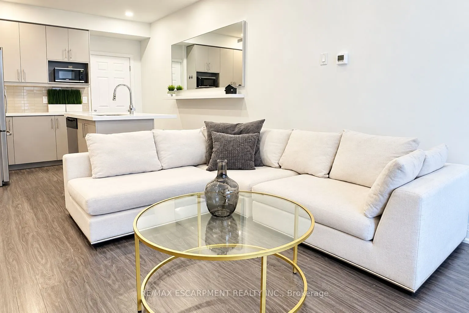 39 Robinson Street N #10