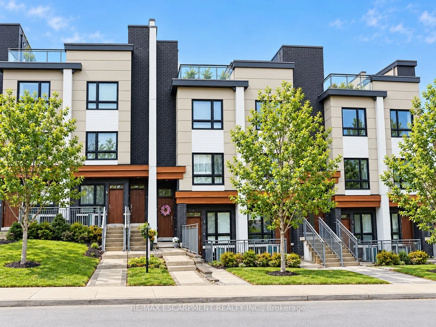 39 Robinson Street N #10