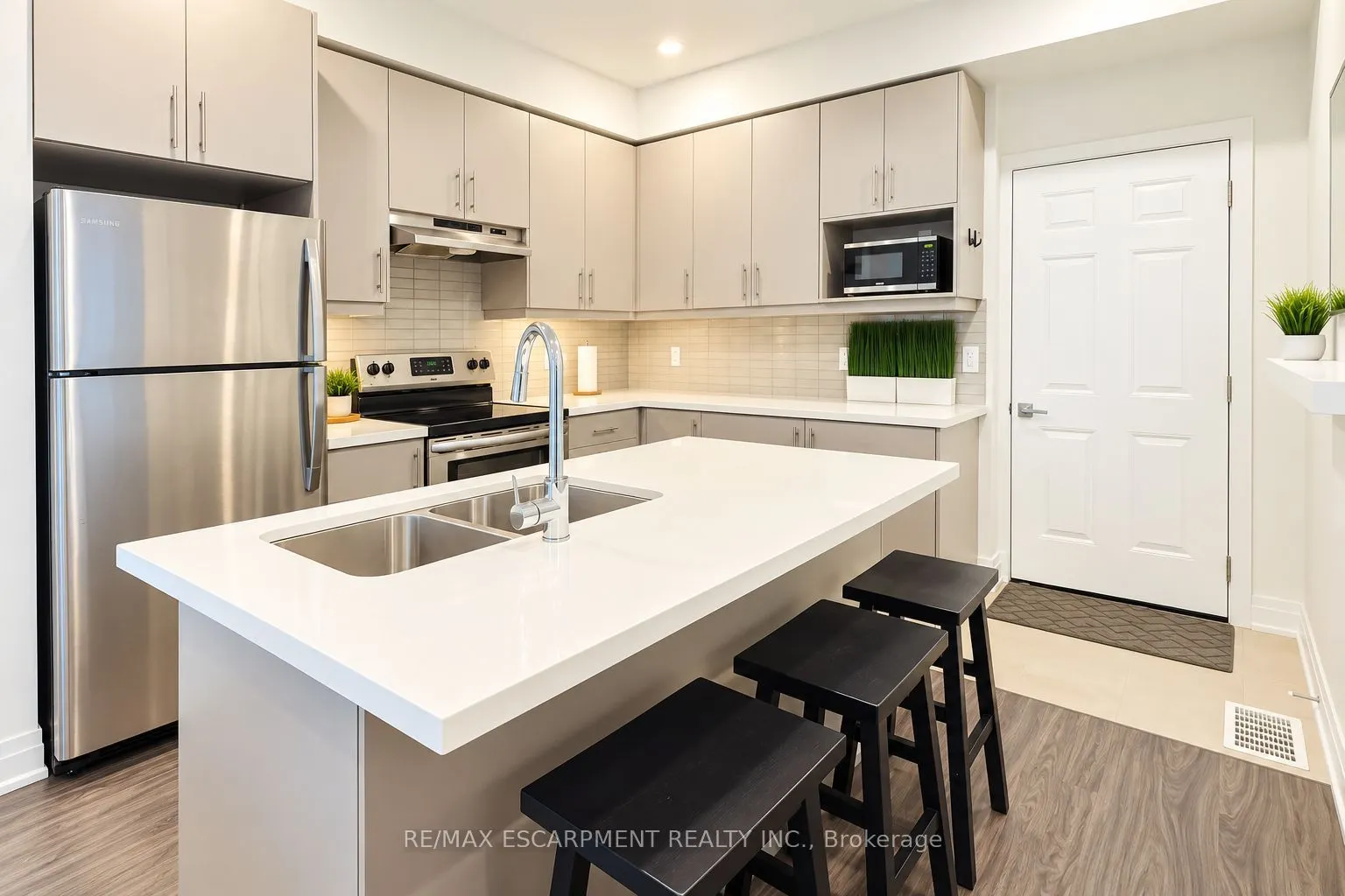 39 Robinson Street N #10