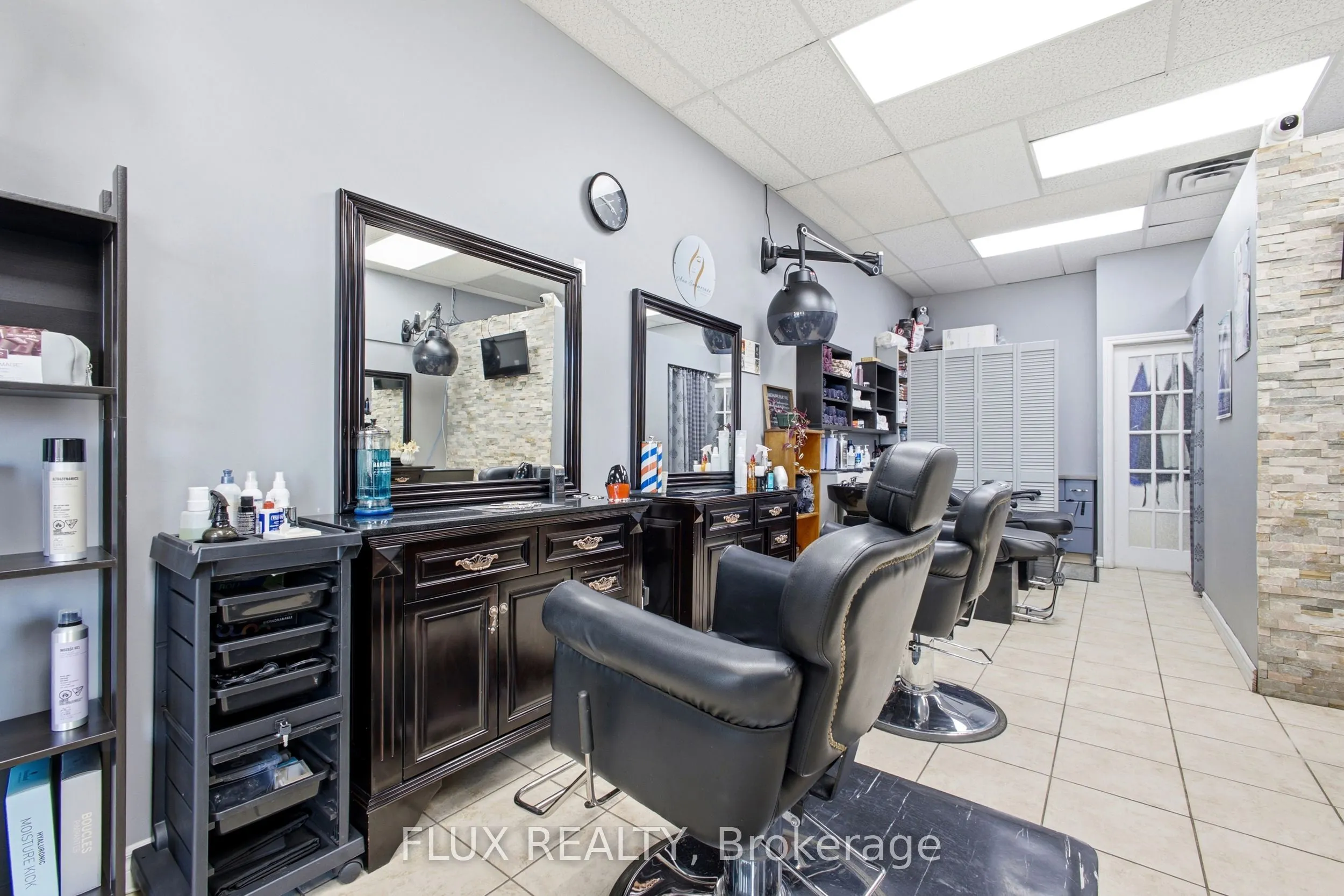 725 Ottawa Street S #106