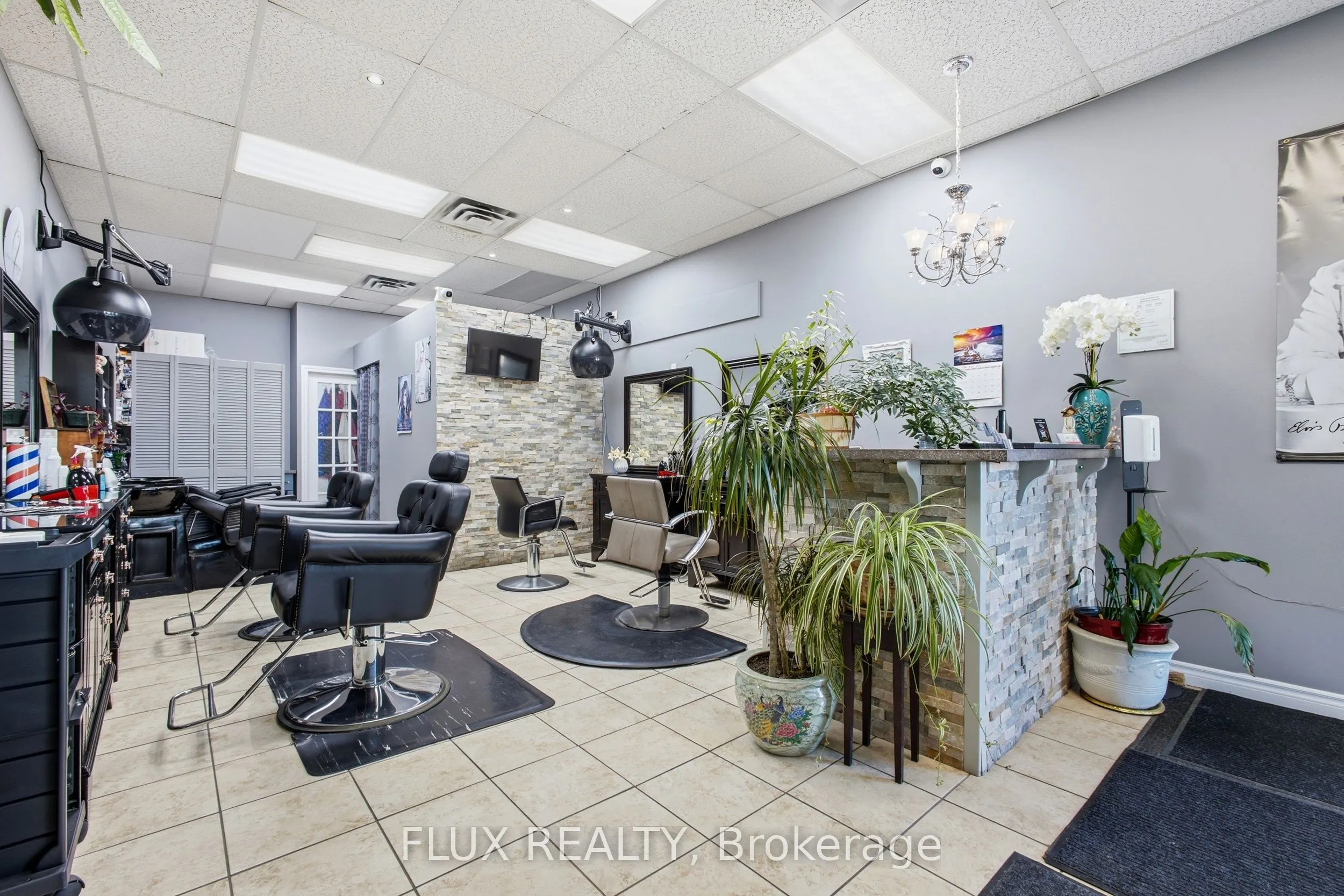 725 Ottawa Street S #106