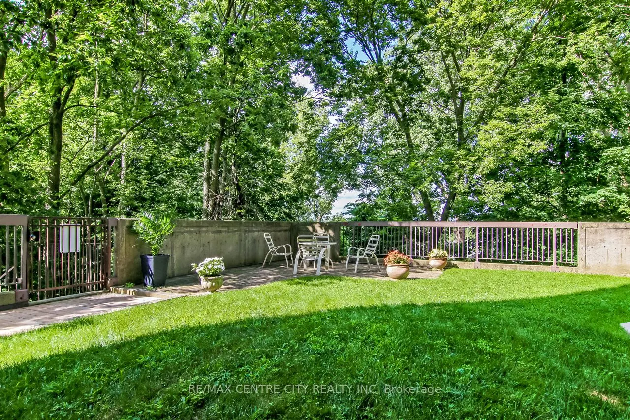 549 Ridout Street N #903