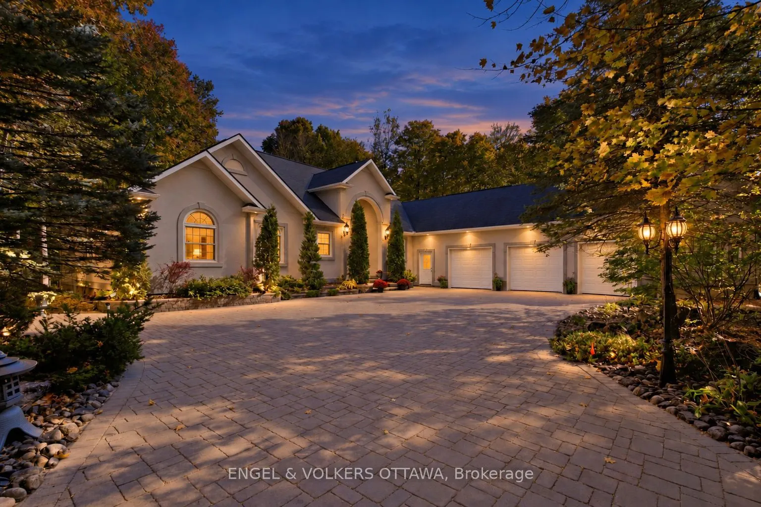 5732 Queenscourt Crescent
