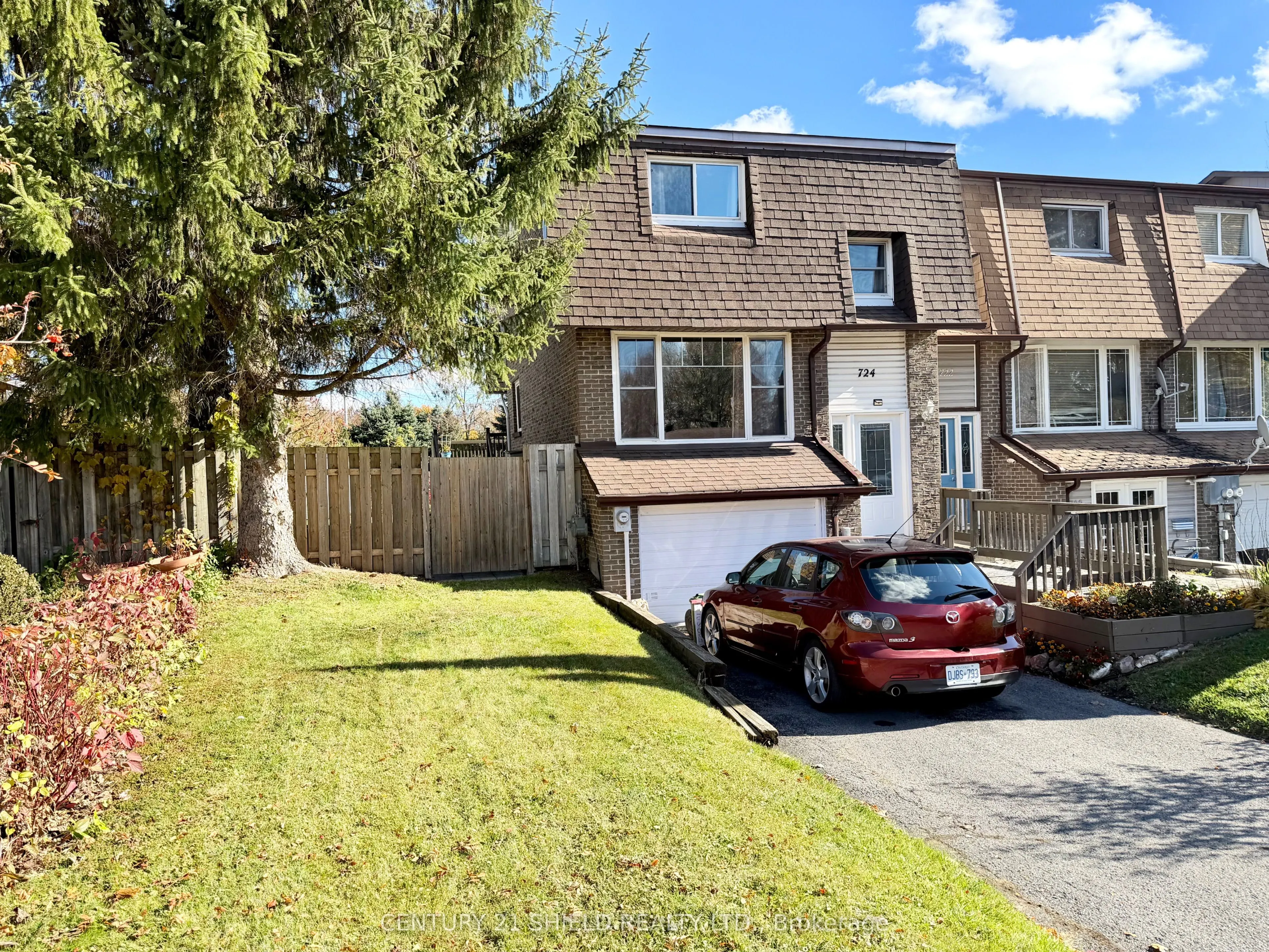 724 Glengarry Boulevard
