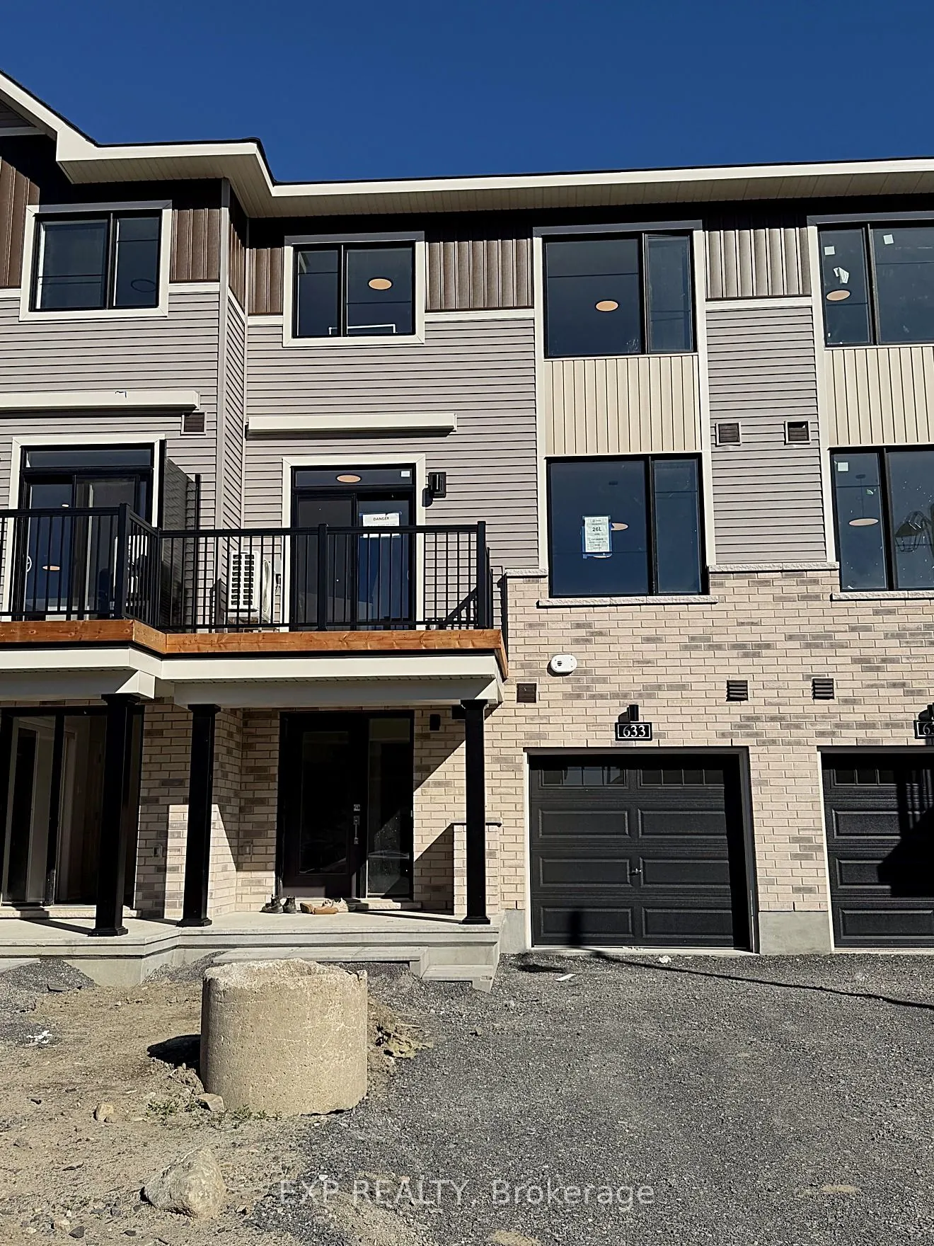 633 Moonglade Crescent