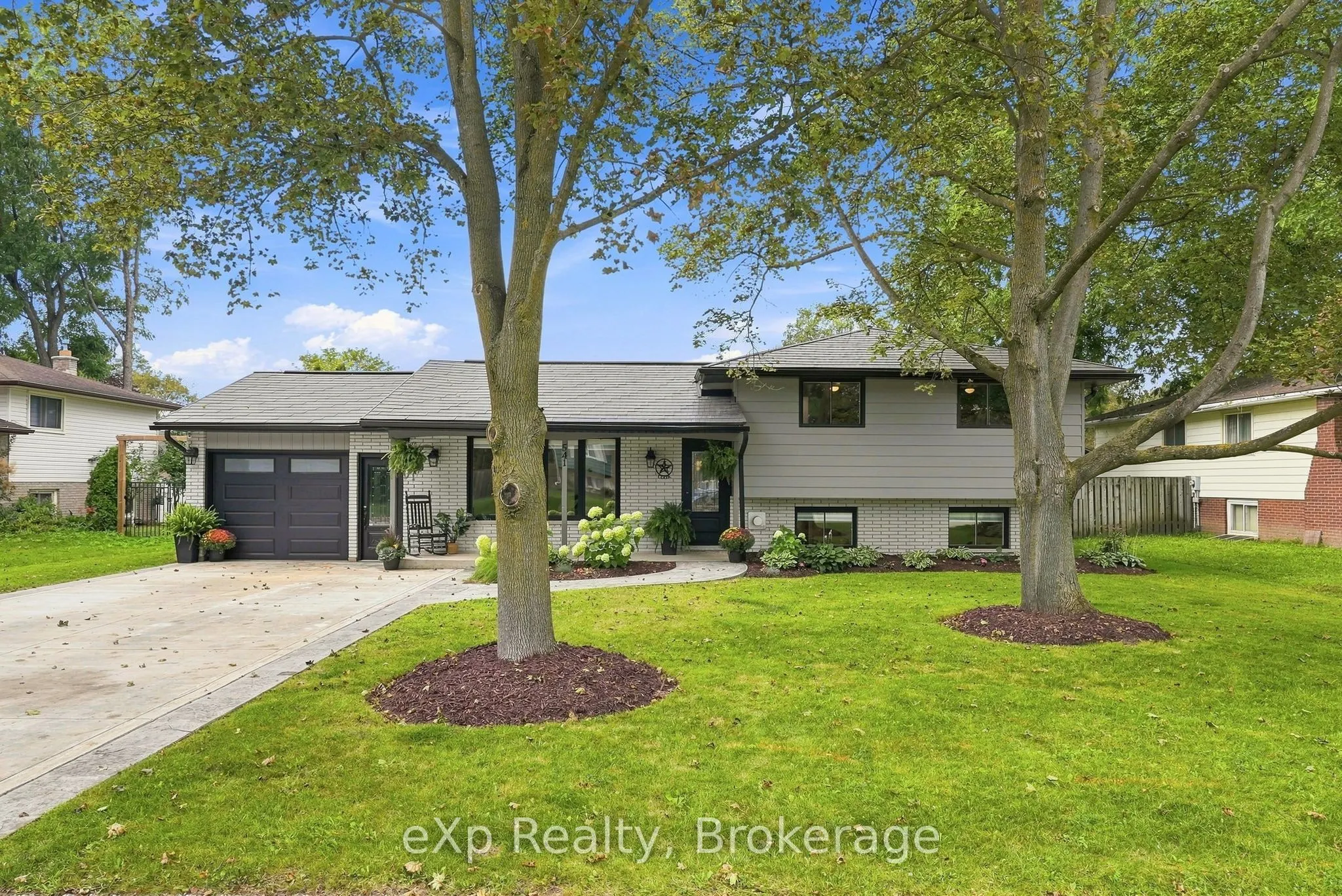 541 Oakview Crescent