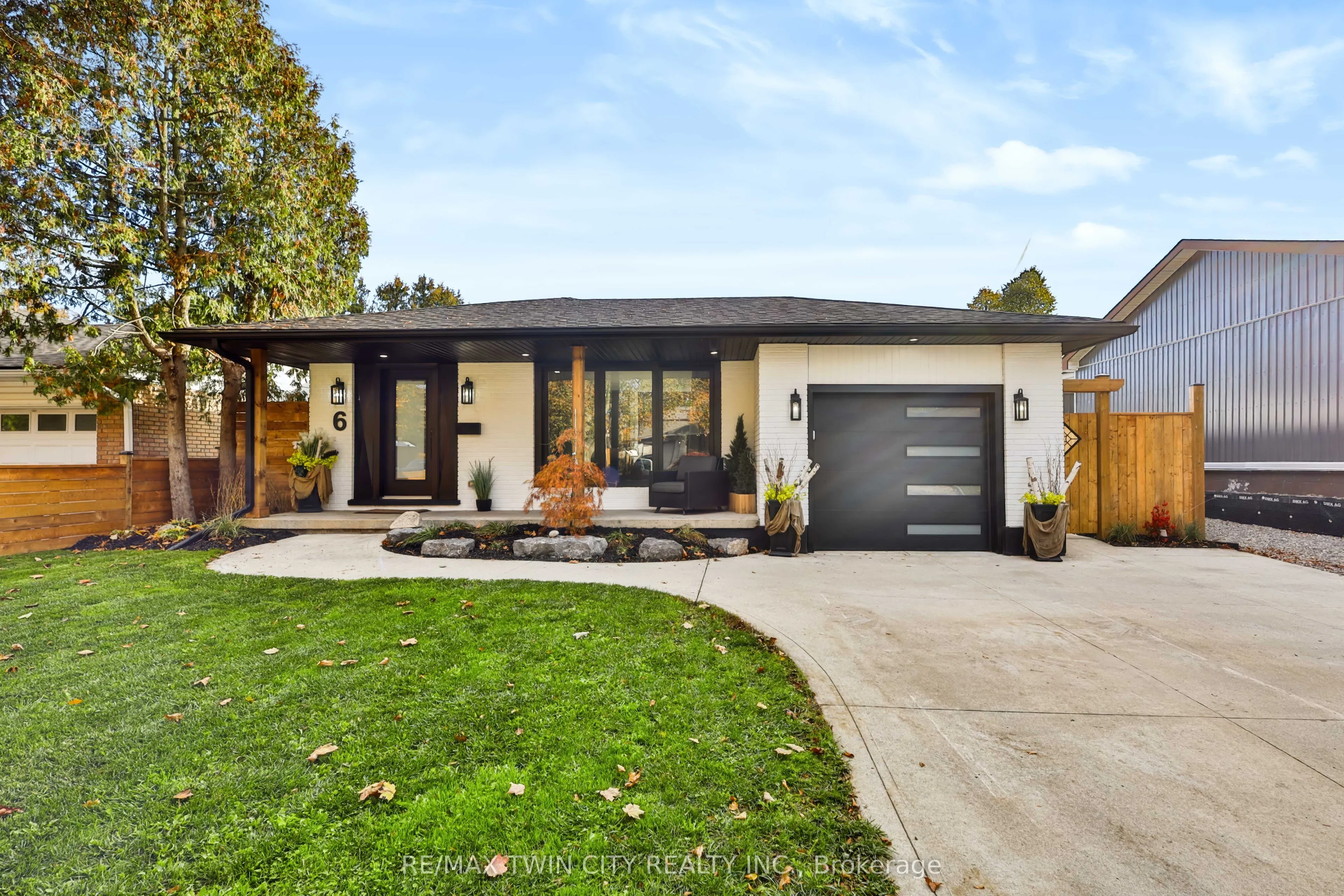 6 Adelaide Avenue