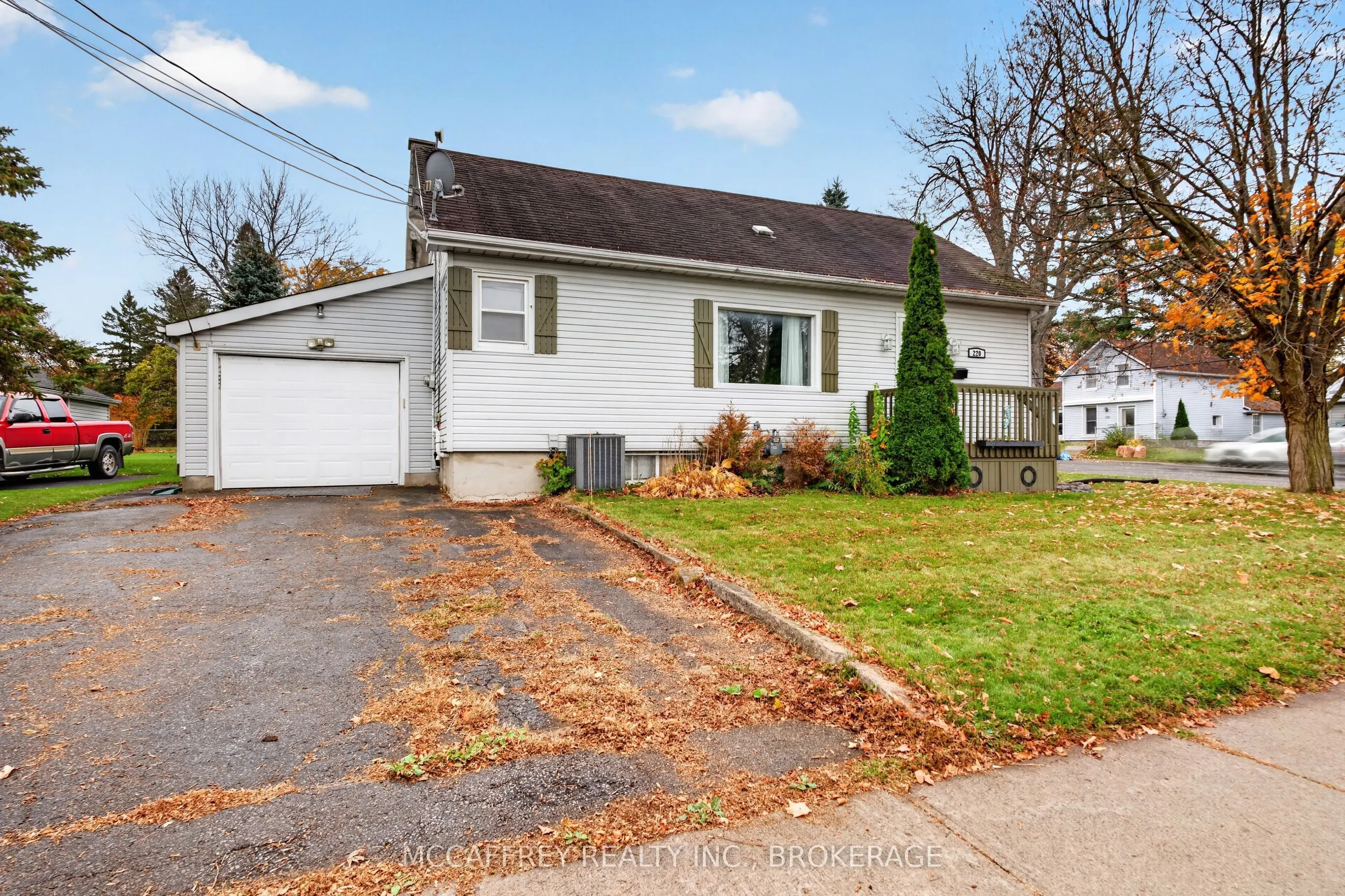 220 Thomas Street W