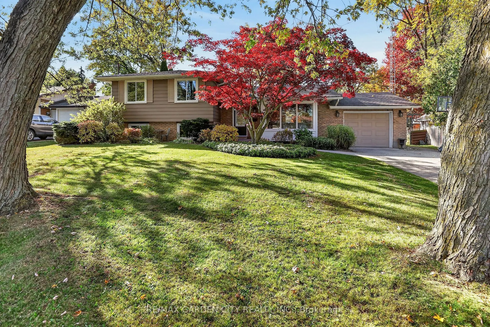 2 Parkdale Crescent
