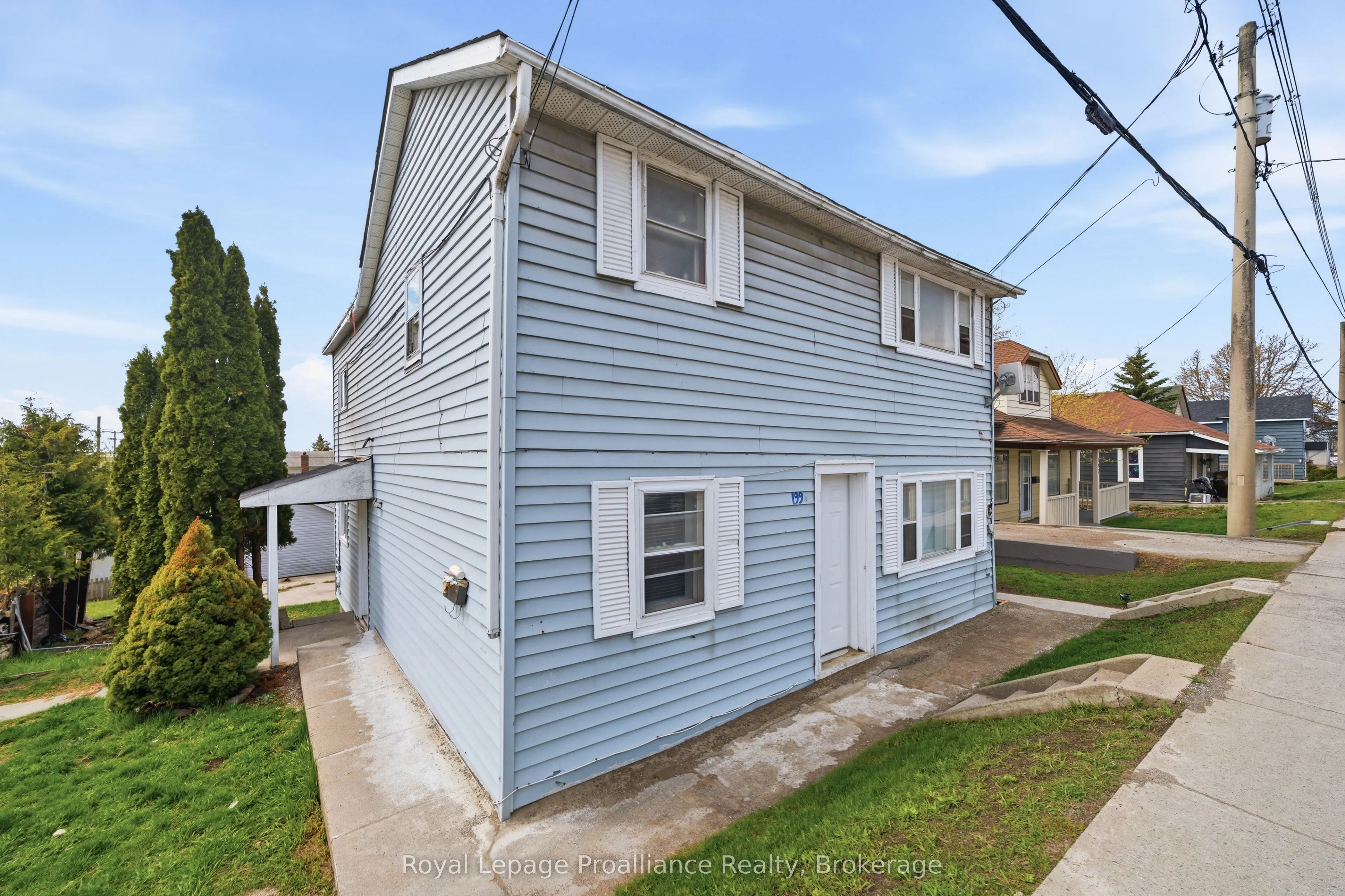 199 Dundas Street E