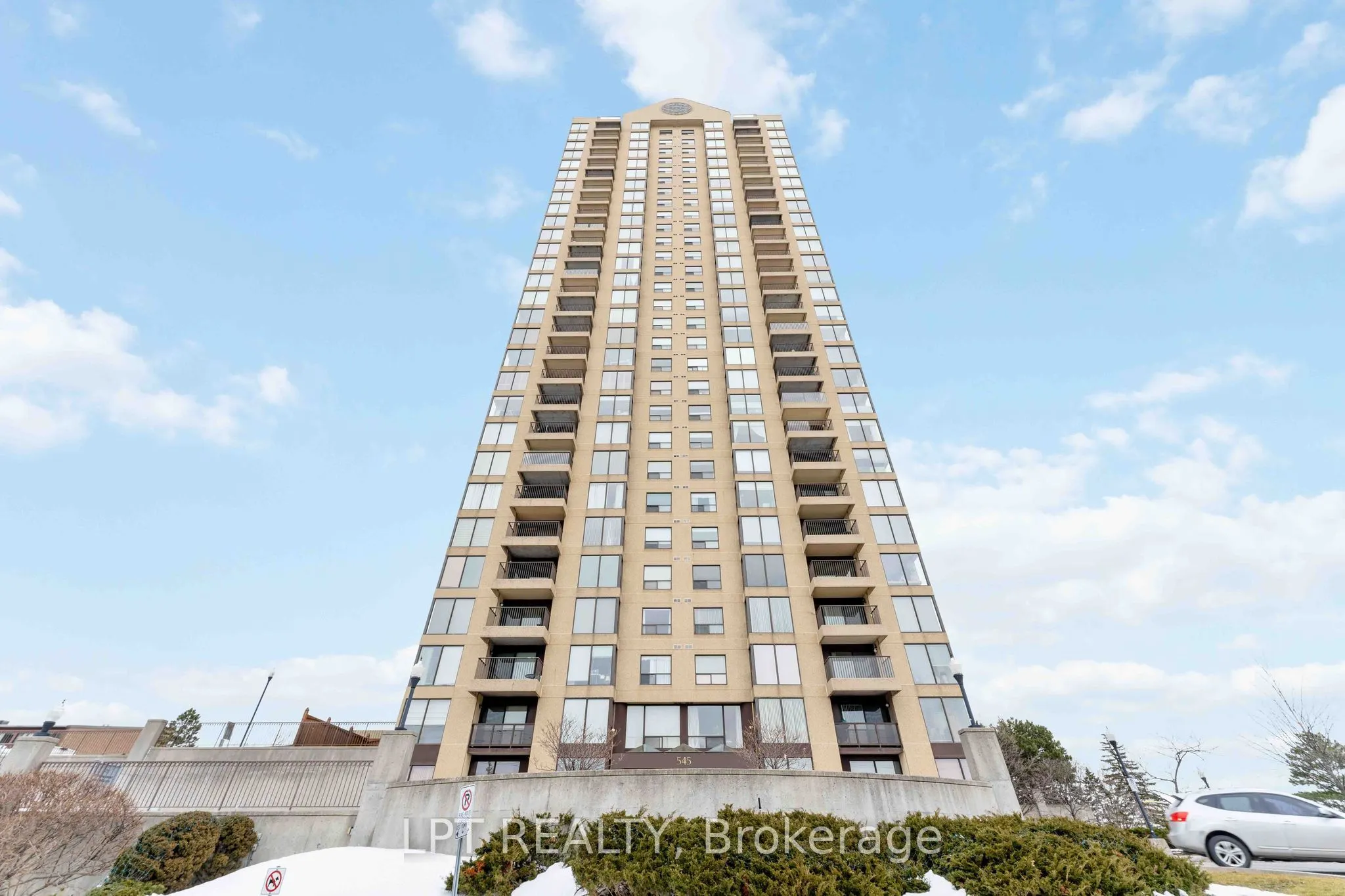 545 St Laurent Boulevard #2806